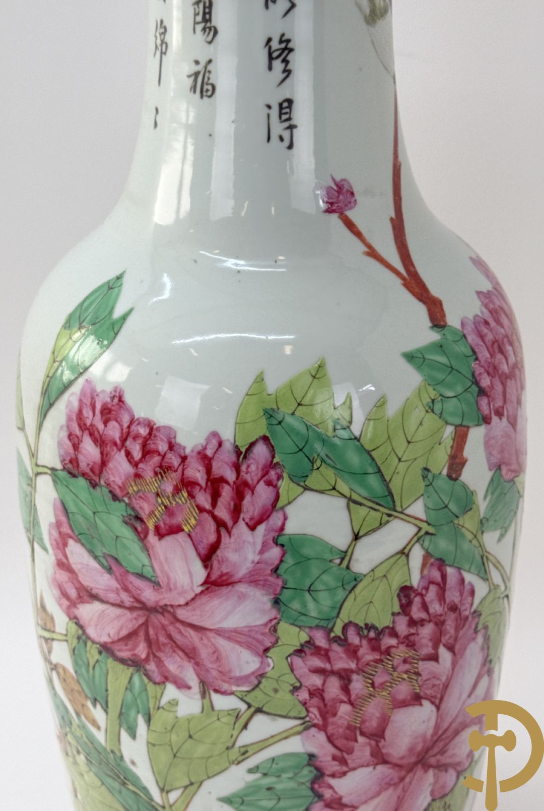 Paar Chinese porseleinen vazen met bloemen- en vogeldecor, achteraan getekend