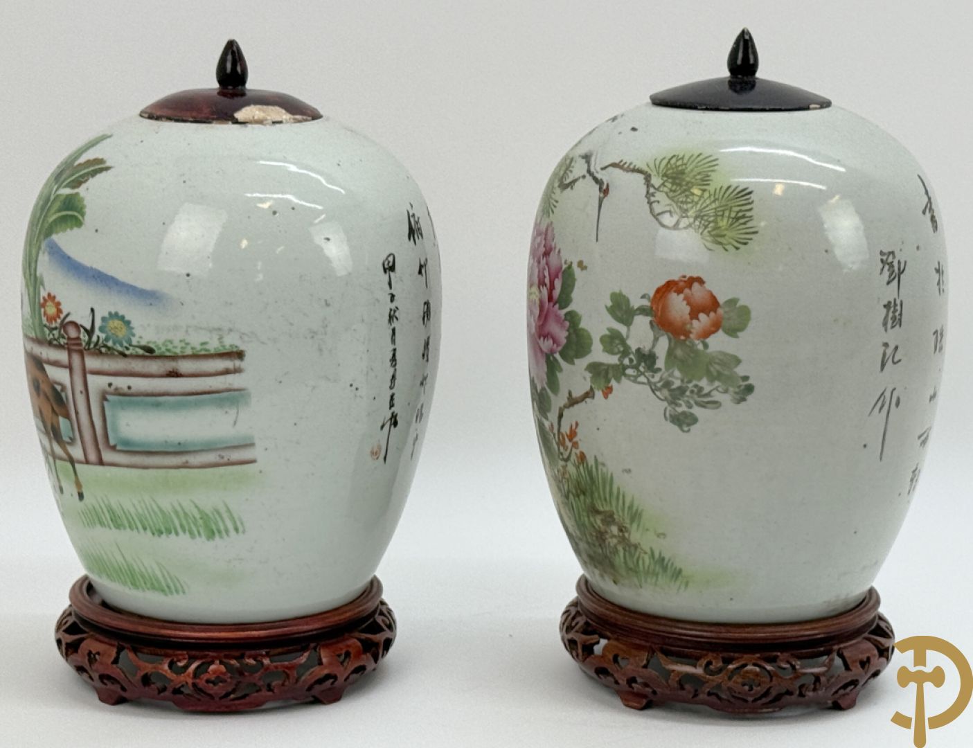 Twee Chinese porseleinen dekselpotiches met dieren- en bloemendecor