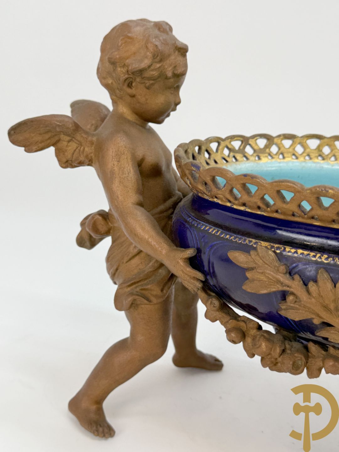 Blauwe coupe gehouden door paar zamak cupido