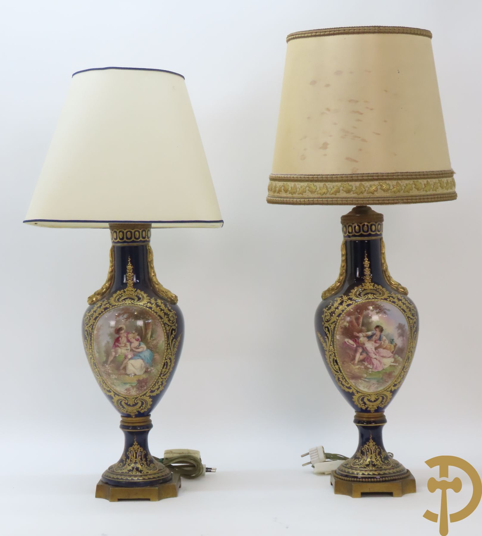 Paar kobaltblauwe porseleinen vazen met dubbel motief als lampadaire