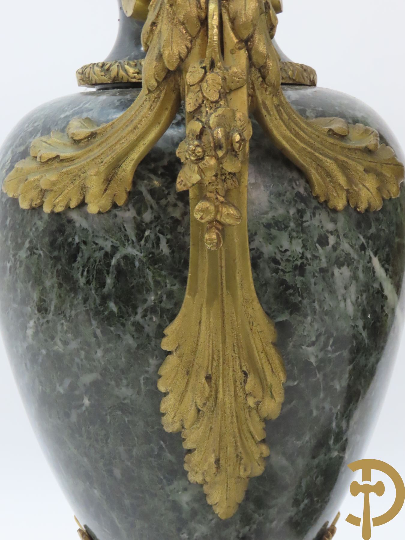 Paar marmeren cassolettes met los deksel, zijdelings bezet met accanthusranken en bloemen