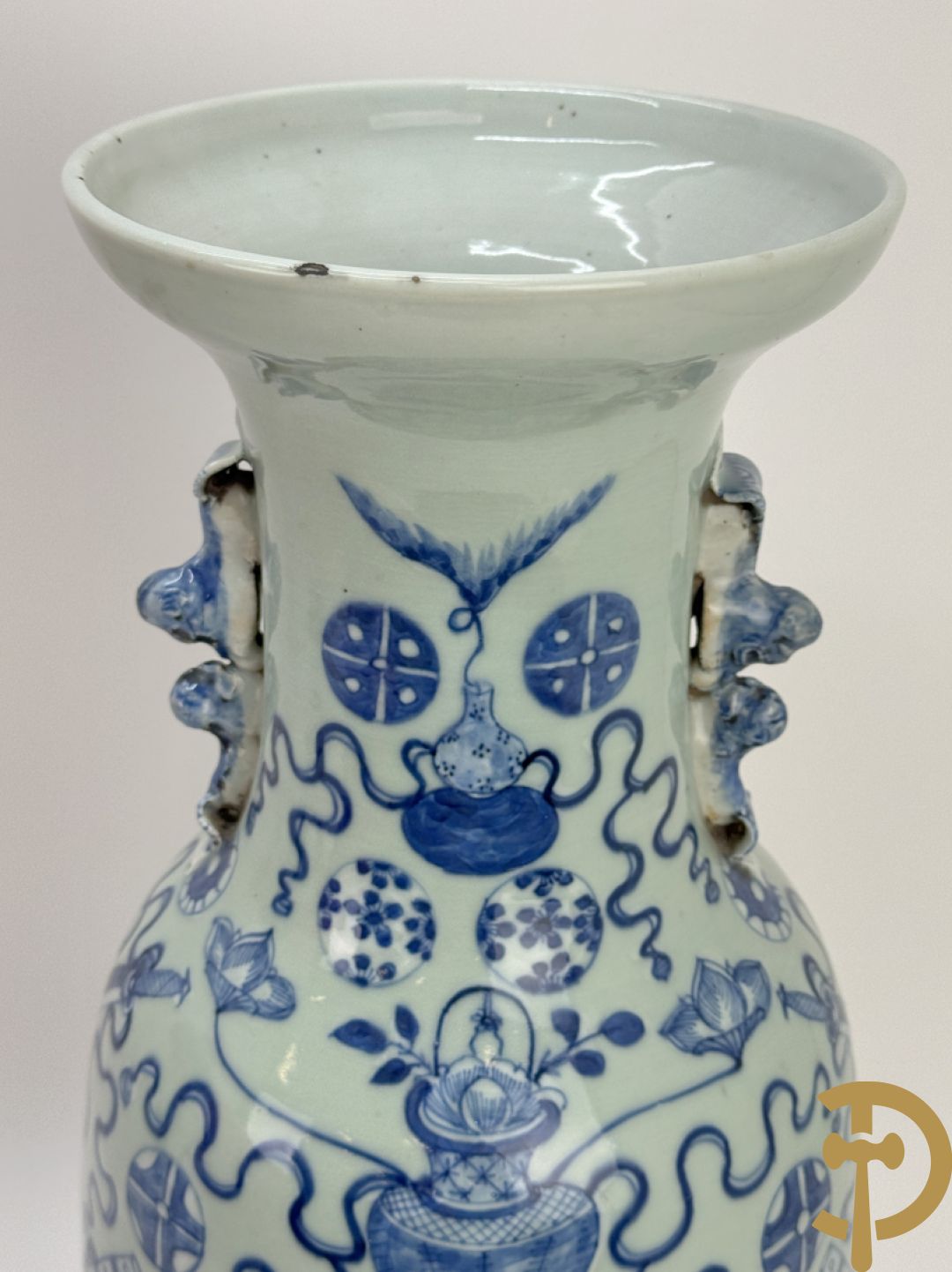 Chinese porseleinen celadon vaas met antiquiteitendecor