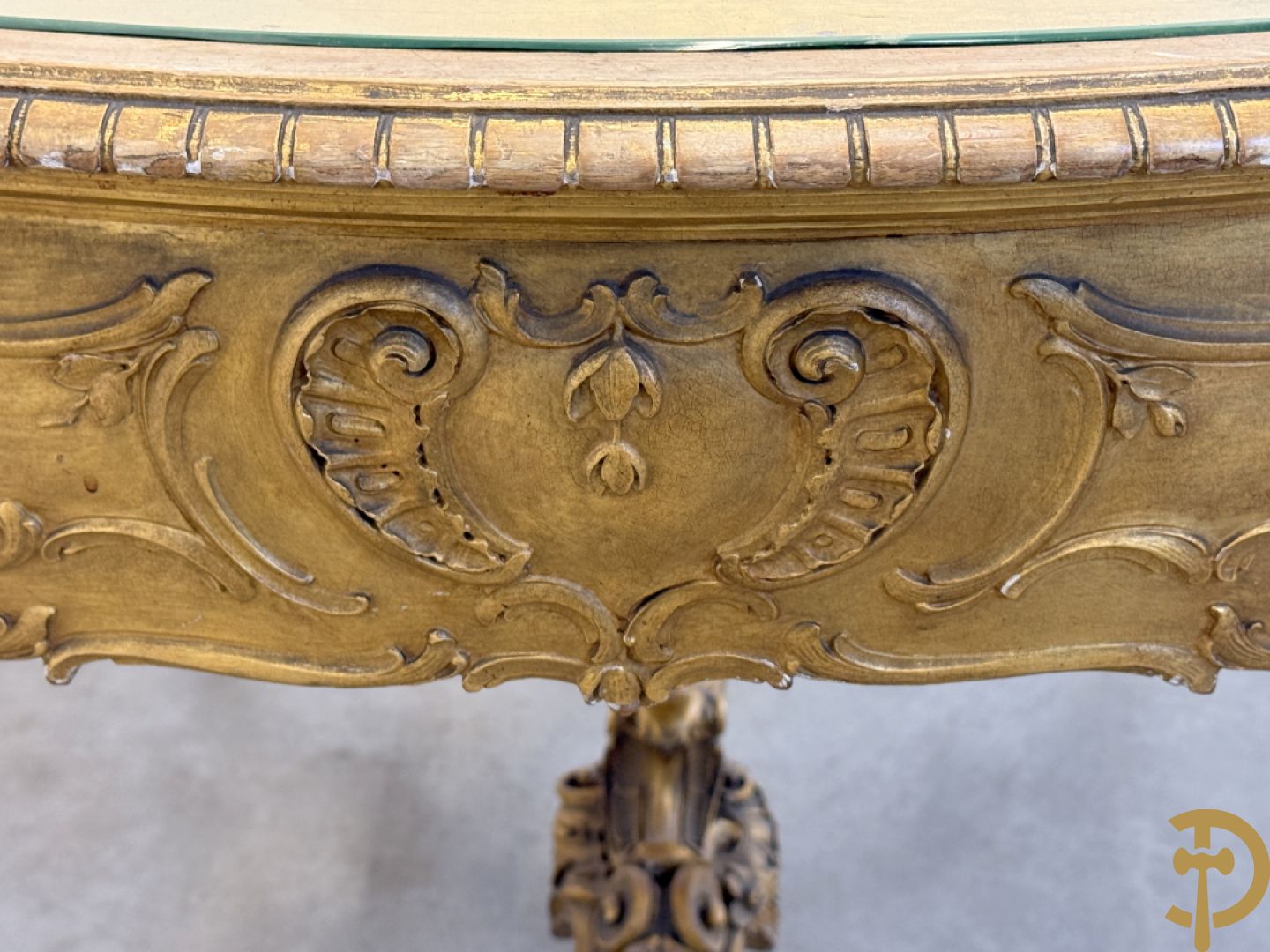 Vergulde tafel met rocailles en geslepen glazen blad op voluutvormige poten, Louis XV stijl