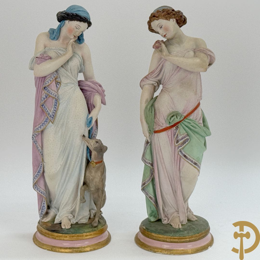 Paar Franse biscuits van elegante dame met hond en dame met bloemen op schouder