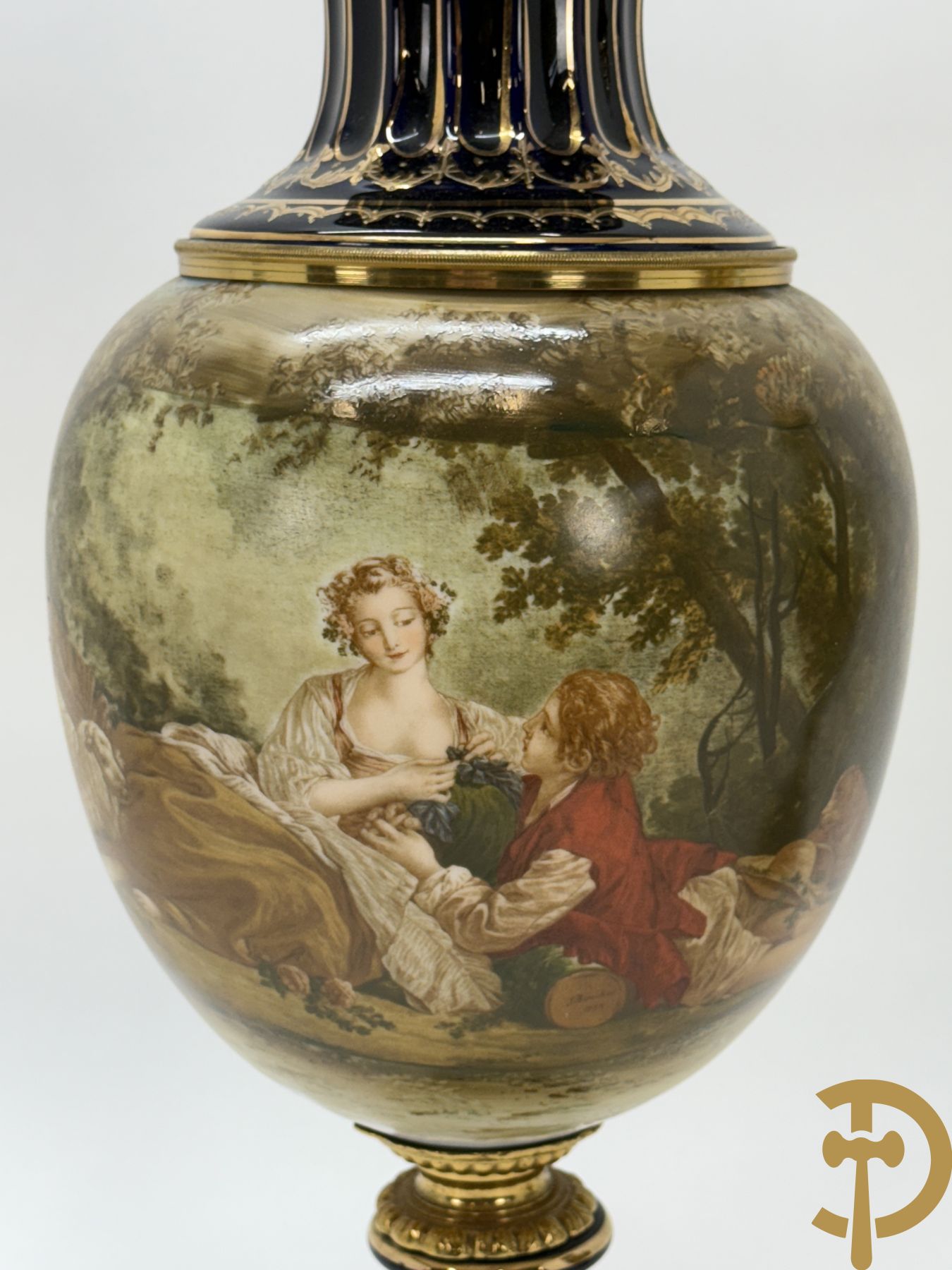 Paar Sèvres stijl vazen met bedrukt geanimeerd decor, naar Boucher