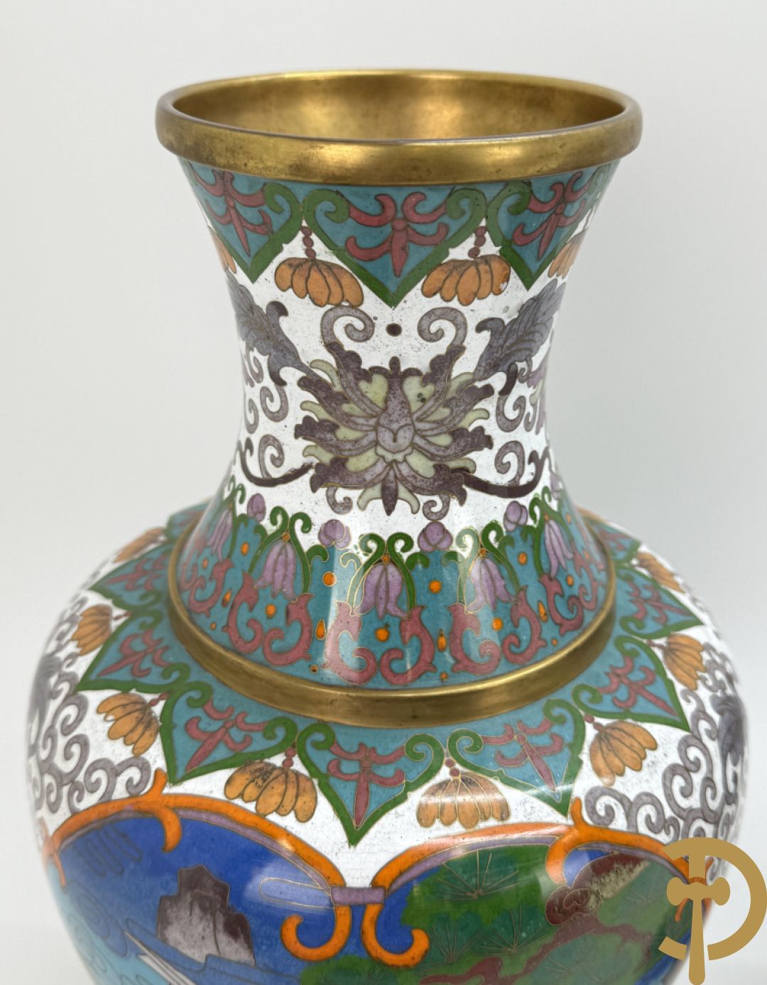 Paar cloisoné vazen met decor van vogels en bloemen op bijhorende zwarte sokkels