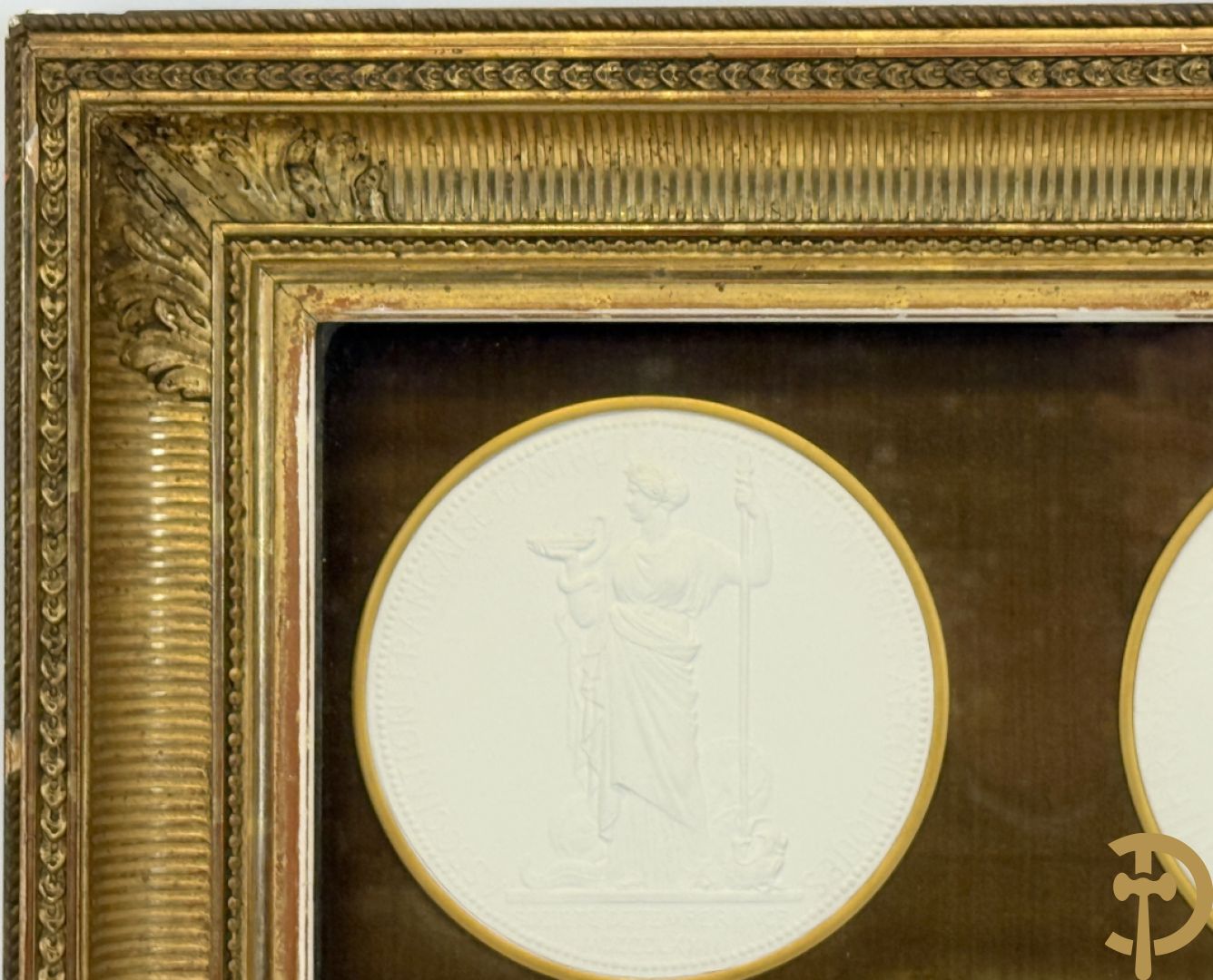 Kader met twee porseleinen plakkettes en 3 munten van Oudiné Eugène André