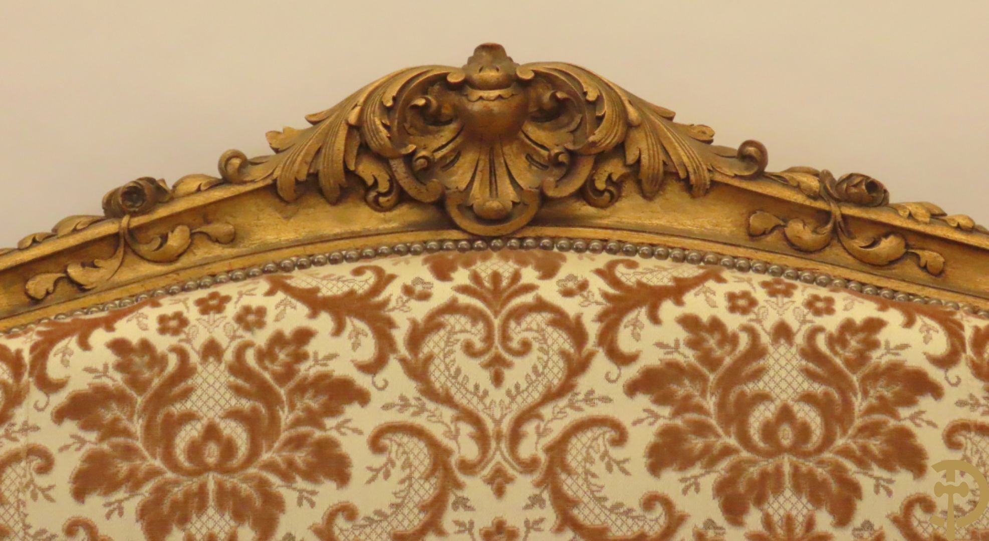 Vijfdelig verguld Louis XV salonensemble bestaande uit canapé en 4 fauteuils - met mooie accanthusranken en bloemensculptuur