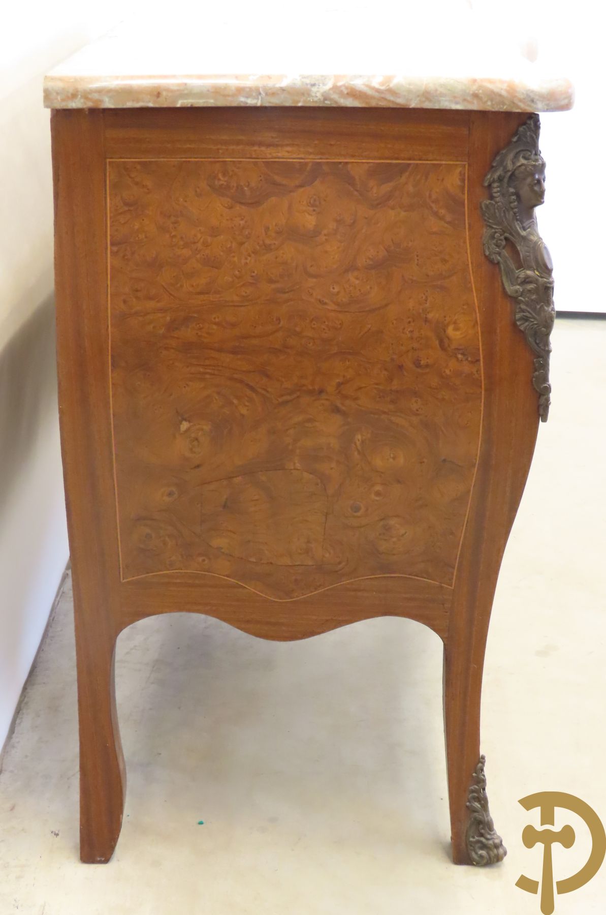 Wortelnotehouten gegalbeerde tweeladencommode met bronzen accanthusranken op lades, bronzen trekkers en dameshoofden opzij