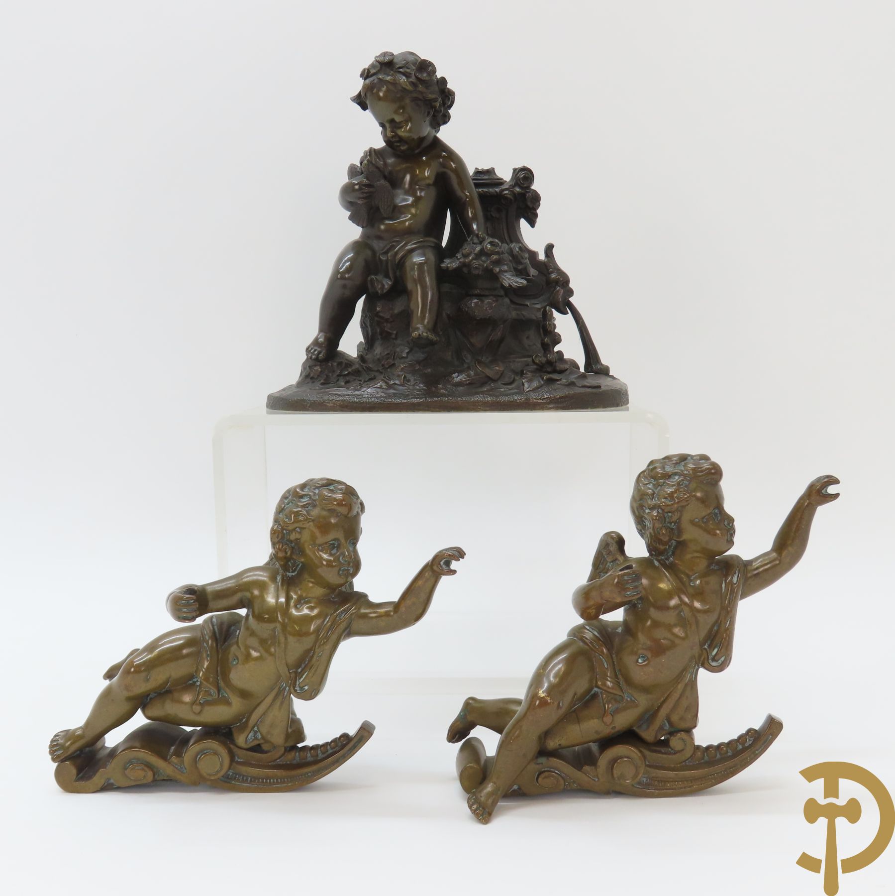 Ongetekend 'Zittende cupido met vogel bij fontein' bronzen beeld + 2 bronzen ornamenten van liggende cupido's