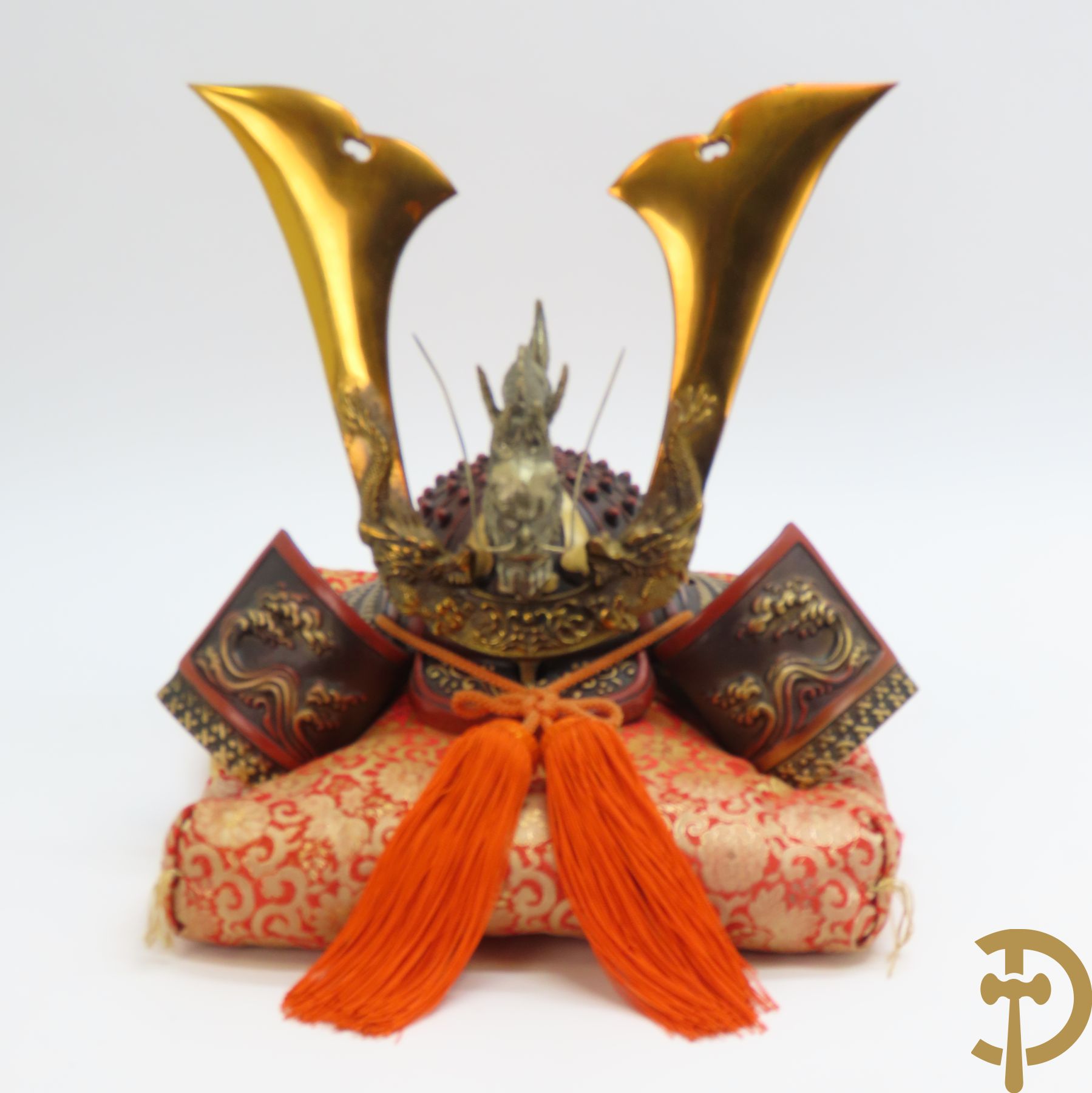 Gekleurde bronzen Japanse samourai Kabuto met draak bezet op kussen