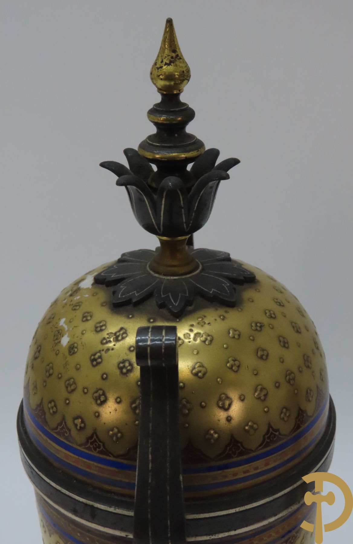 Paar vergulde metalen vazen met Middeleeuws decor van ridder, Malpass L. getekend onderaan