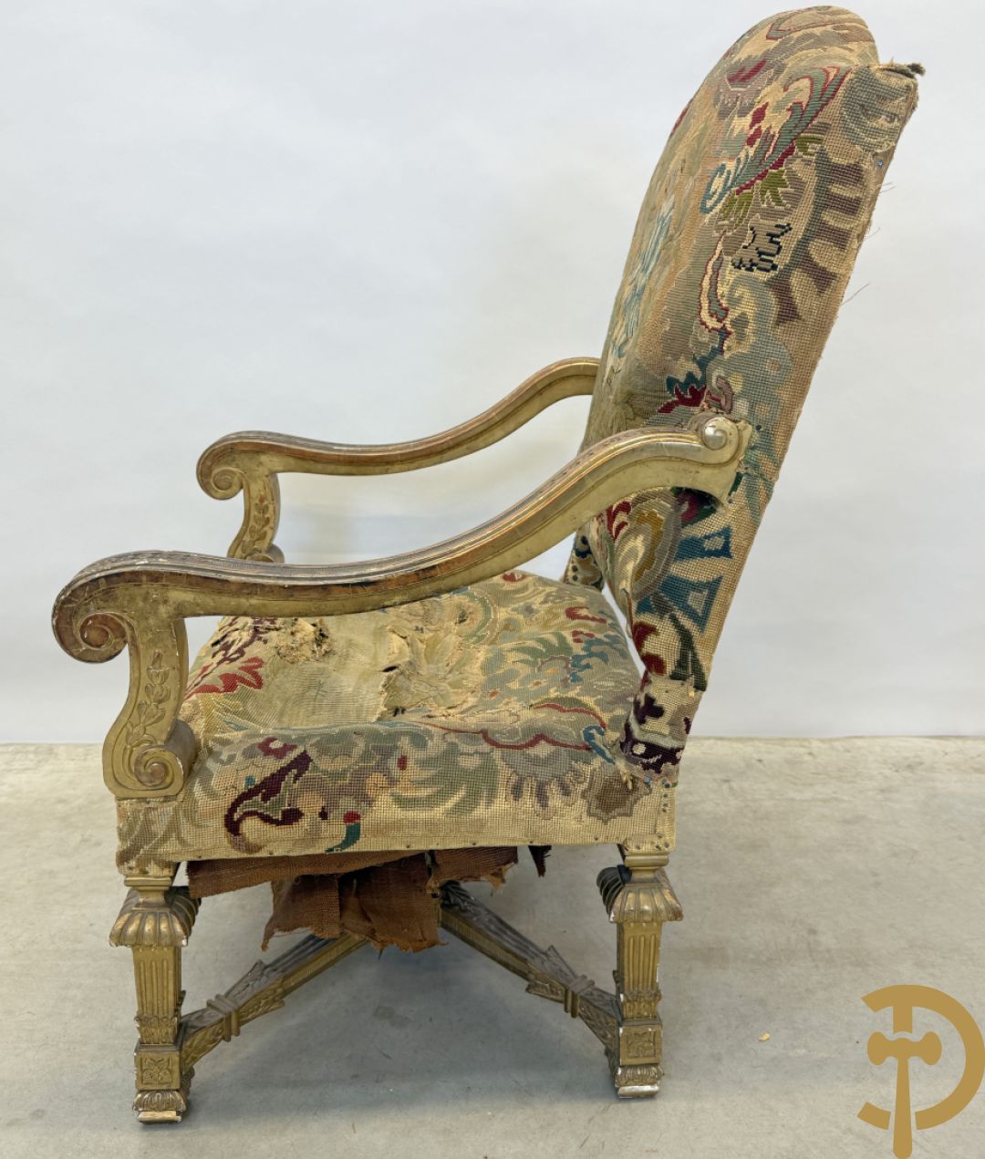 Vier vergulde Louis XIV kasteelarmzetels met geanimeerde scènes in petit points, 19e