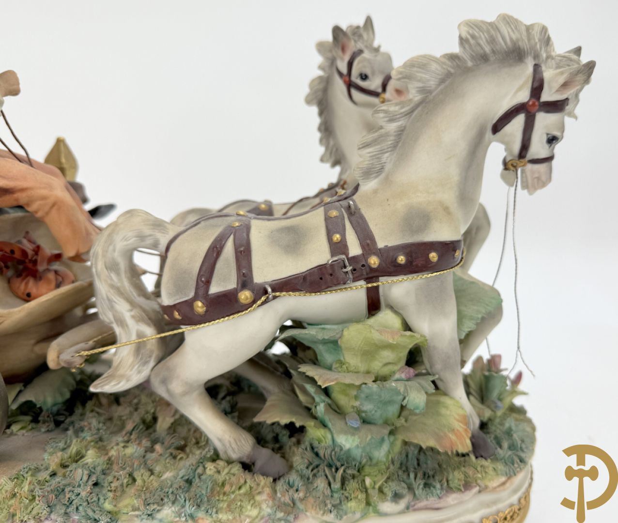 Zes porseleinen groepen Capo di Monte : Paarden met koets, oude man op bank, dame met kinderen, cupido