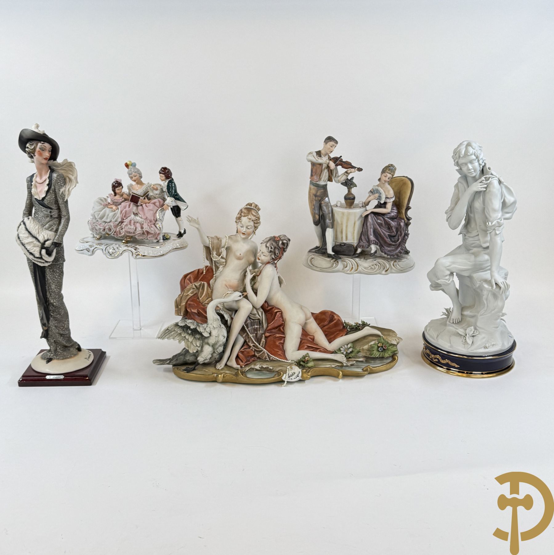 Italiaanse biscuitgroepen w.o. grote groep met 2 liggende naakte dames met zwaan, jongeman op rots, vioolspeler met edeldame, dame met kanten jurk en kinderen + Armani G. getekend 'Dame' beeld in gekleurde polyester