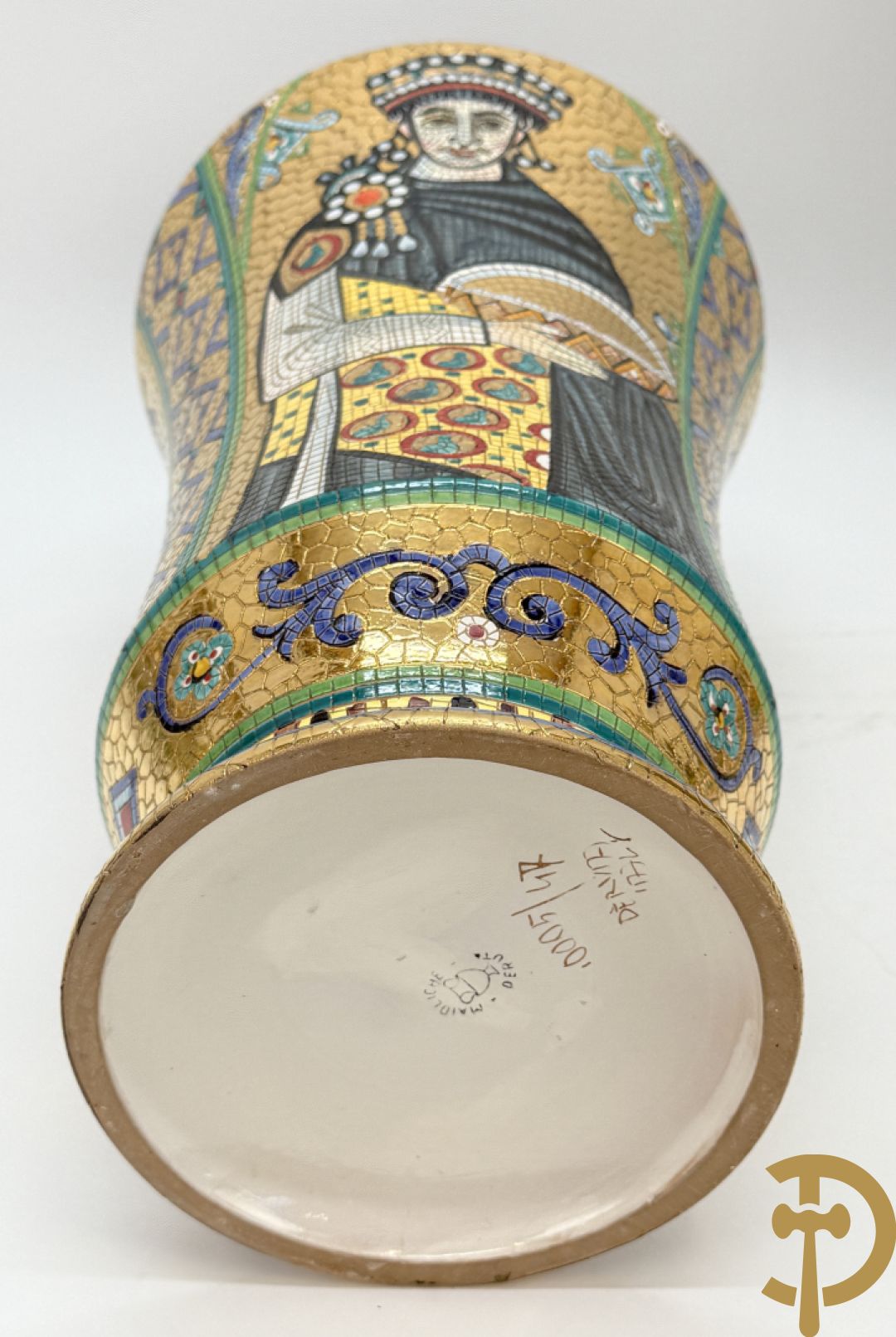 Twee Italiaanse vazen met verguld decor van personages en bloemenranken, Maioliche Deruta Italy 10005/45 en 10005/47