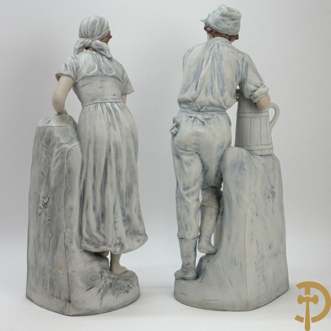 Paar Royal Dux beelden van koppel bij de waterbron, nummers 10563 en 10564