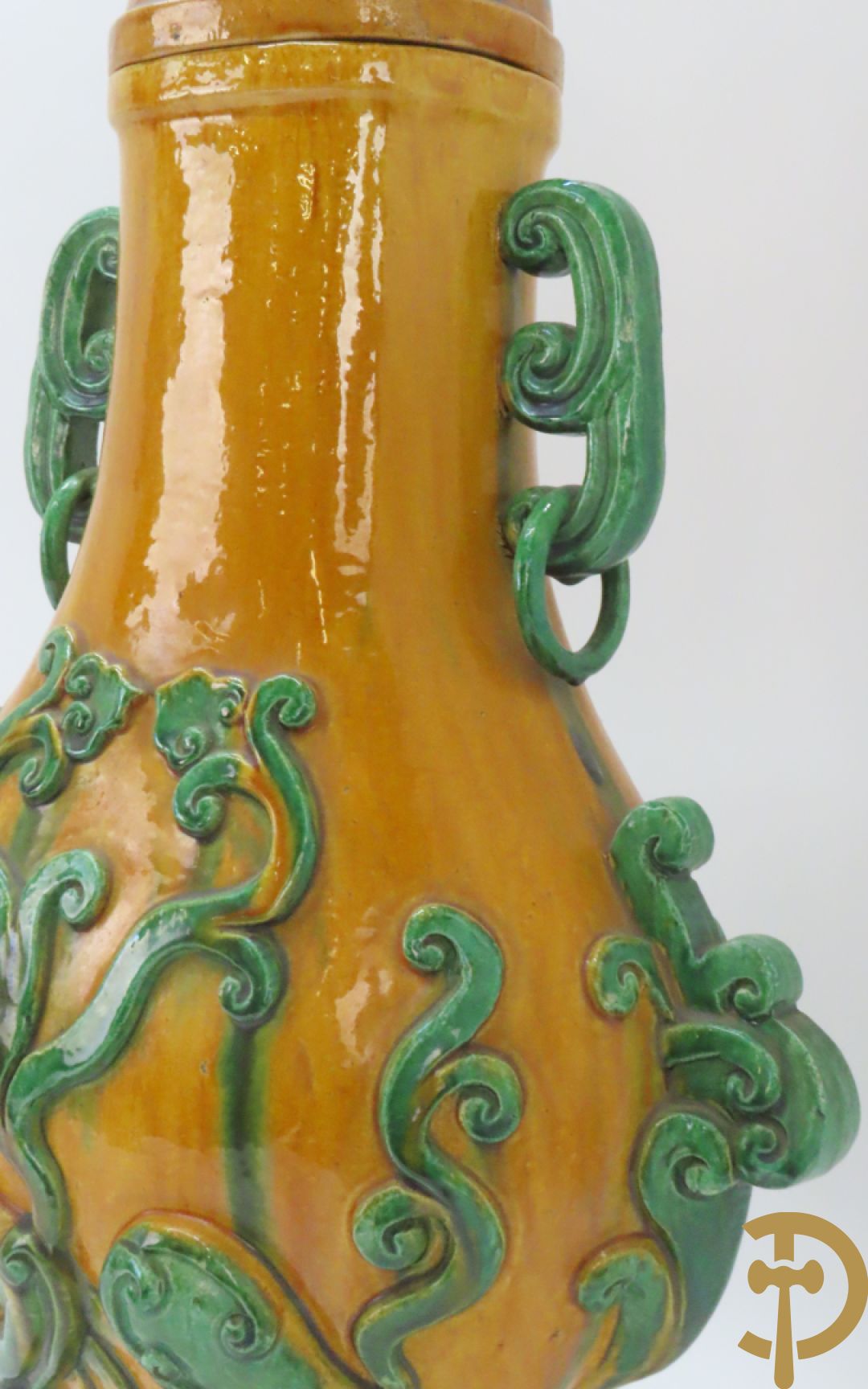 Geglazuurde Chinese aardewerken dekselvaas met fo honden en plantenmotieven