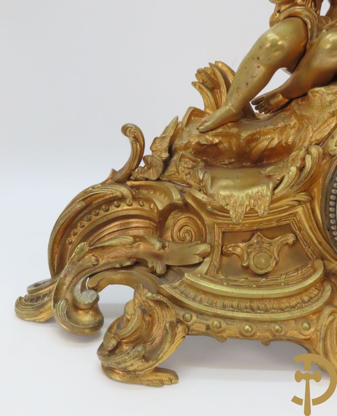 Bronzen schouwklok bezet met 2 cupido