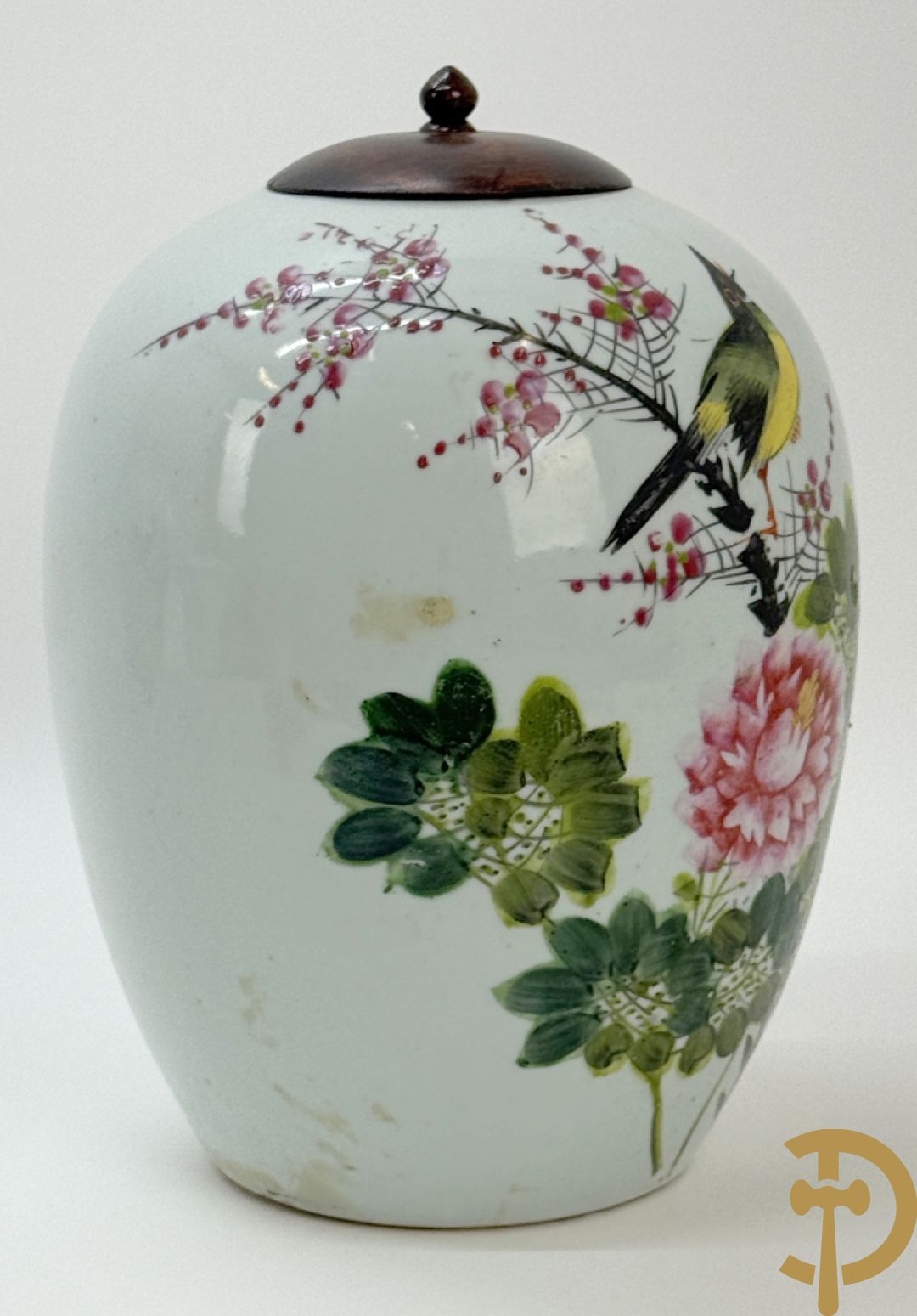 Chinese porseleinen cachepot met decor van dames en kind