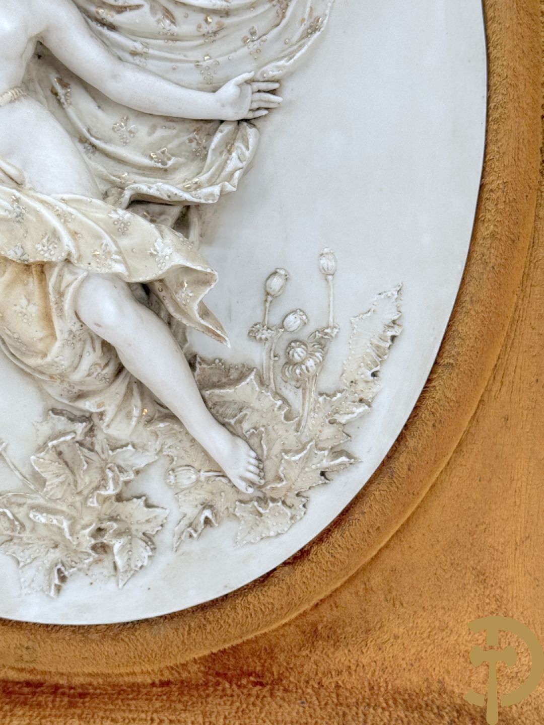 Paar ovale porseleinen plakkettes met elegante dame in bloemenveld