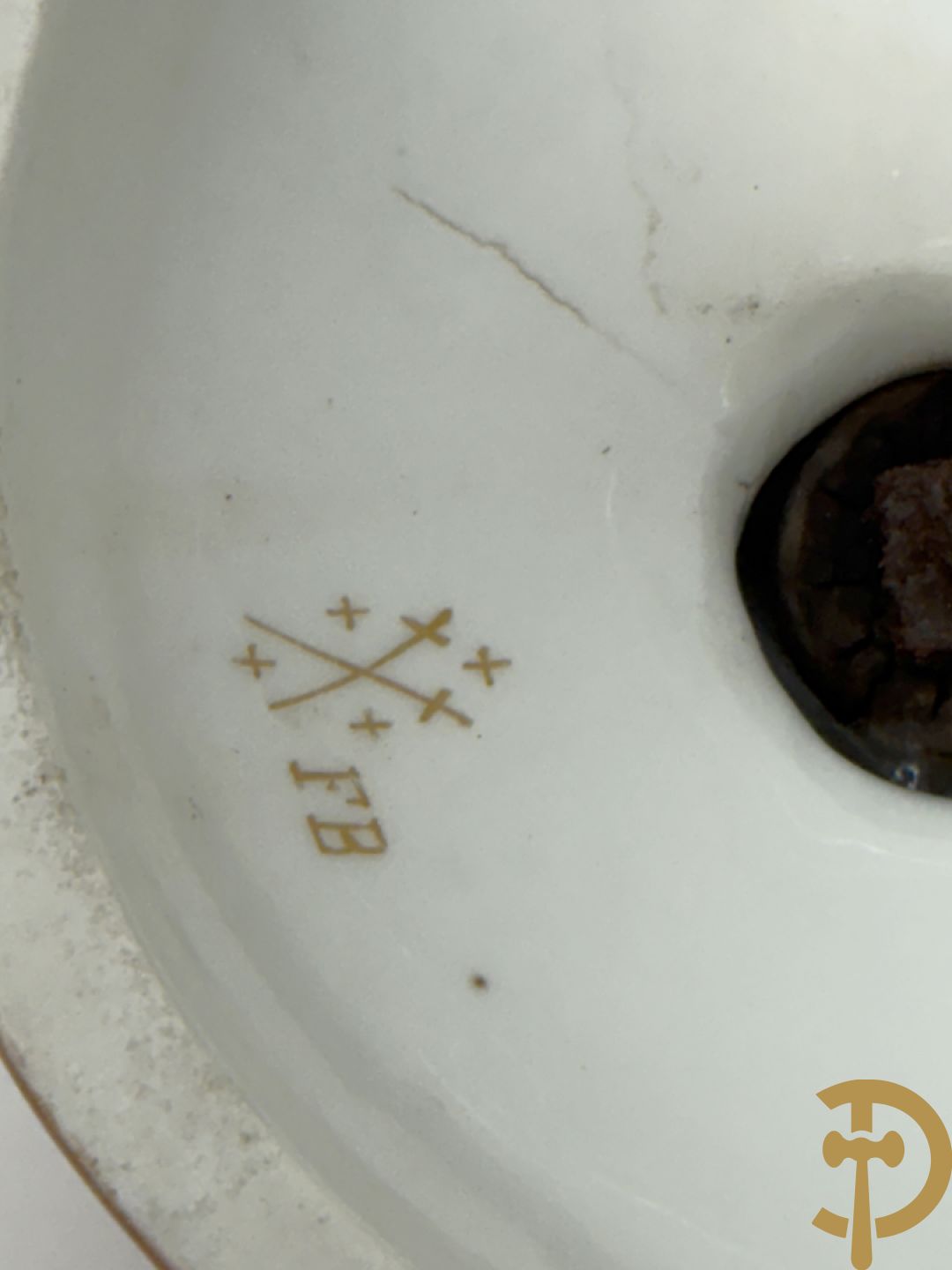 Franse porseleinen dekselpotiche bezet met decor van vogelmotieven en Louis XVI strikken, FB gemerkt