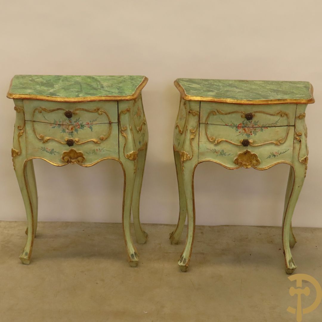 Paar gegalbeerde en gemonochromeerde bijzetkastjes met 2 lades en beschilderd bloemendecor op voluutvormige poten