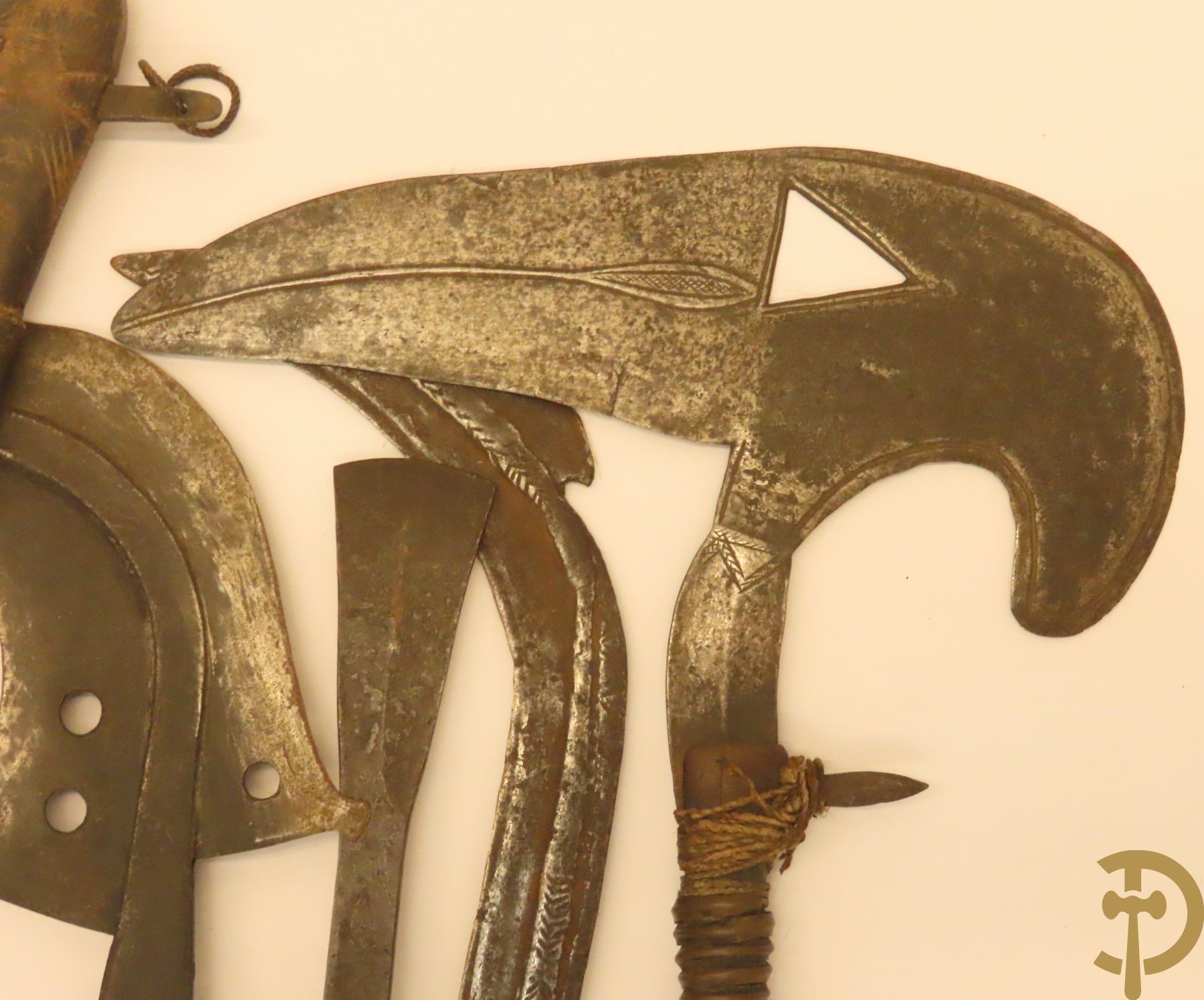 Verzameling mooi bewerkte Afrikaanse machetes, messen, speren, bijlen e.a.
