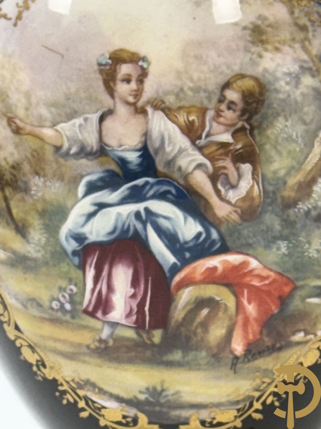 Paar kobaltblauwe porseleinen vazen met romantisch decor op koperen voet, ACF gemerkt