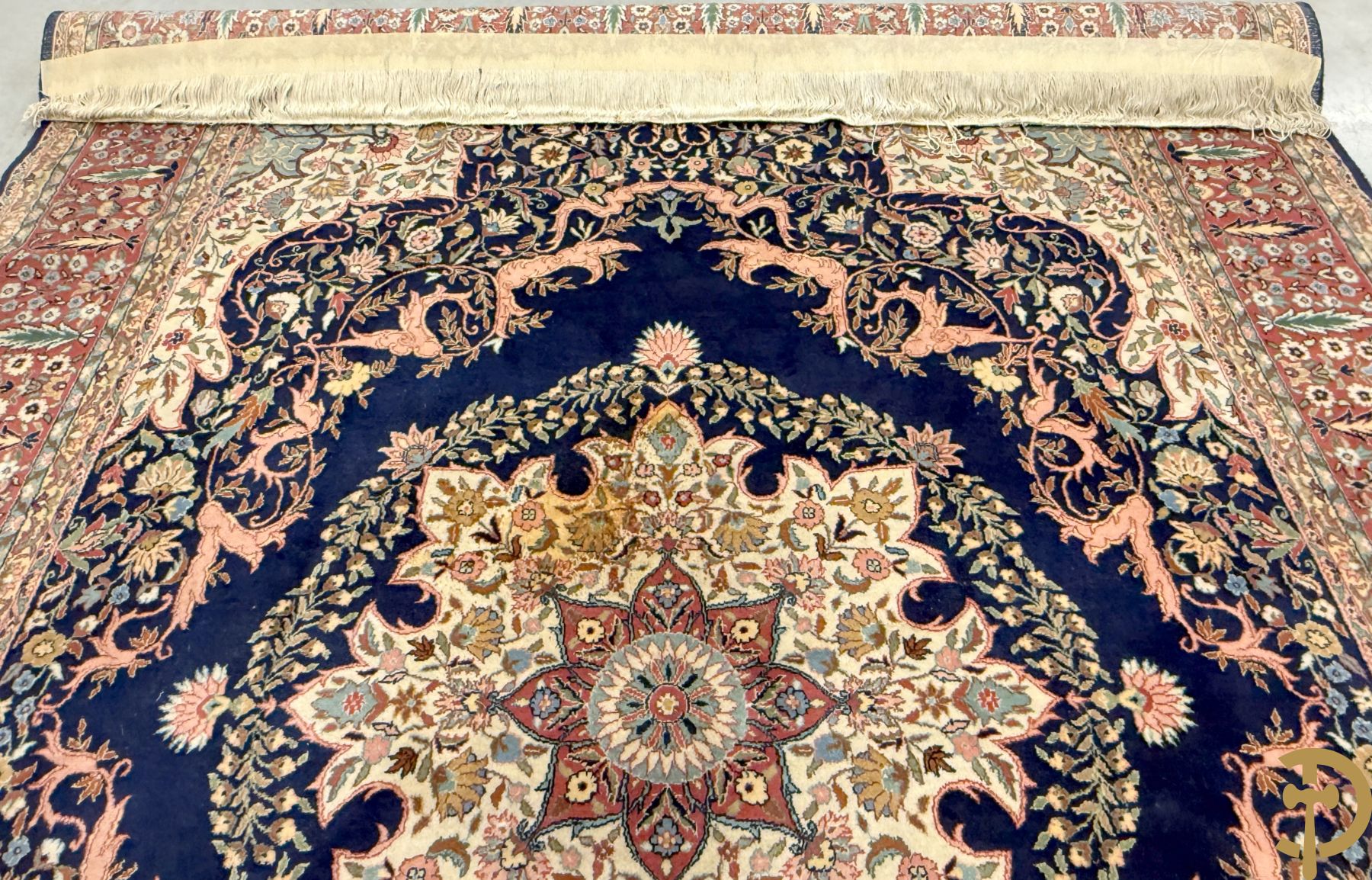 Oosters handgeknoopt tapijt met blauwe fond en bloemenmotieven