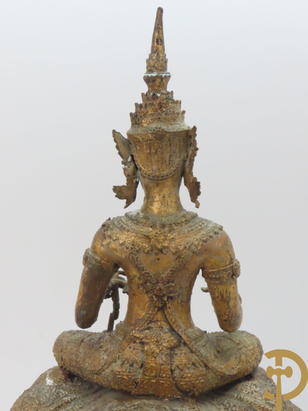 Orientaalse kopersculptuur van driekoppige olifant met boedhisatsvat + koperen boedhistische figuur met snaarinstrument