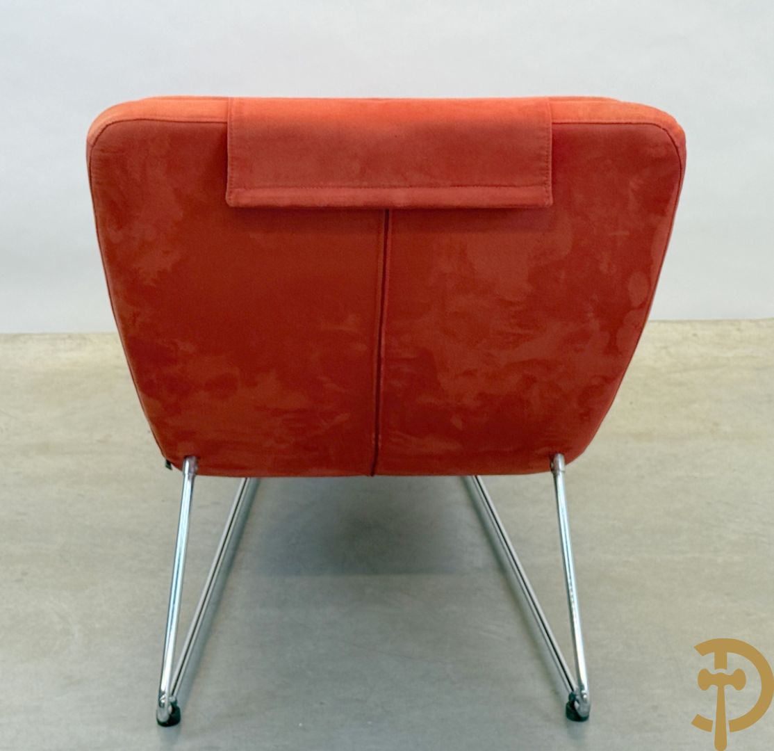 Design ligzetel in rode stof op chromé onderstel, Jongform