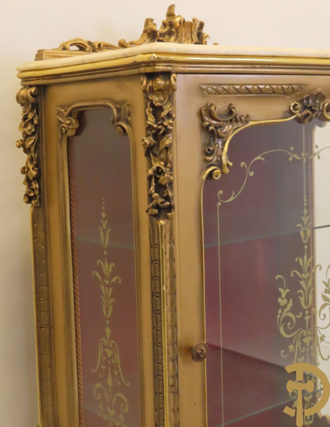 Vergulde vitrine met accanthusranken en ornamentiek in de ruiten geslepen, bovenaan bezet met marmeren blad