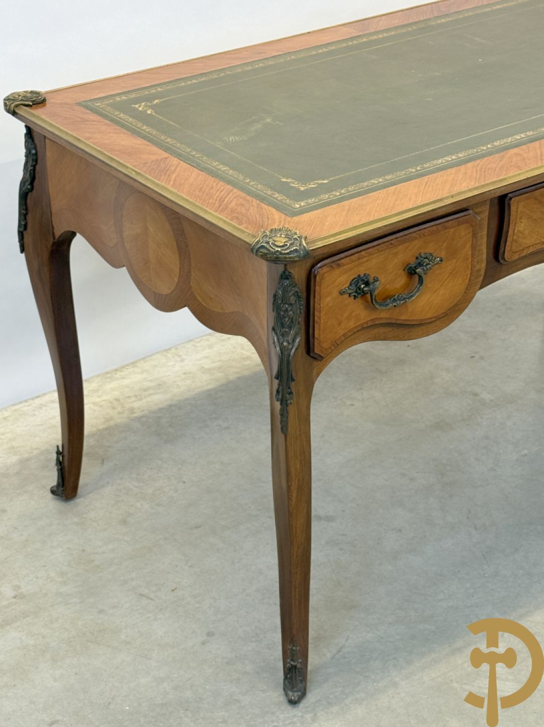 Notelaren Louis XV bureau met lederen blad, 3 lades  en bronsbeslag op voluutvormige poten