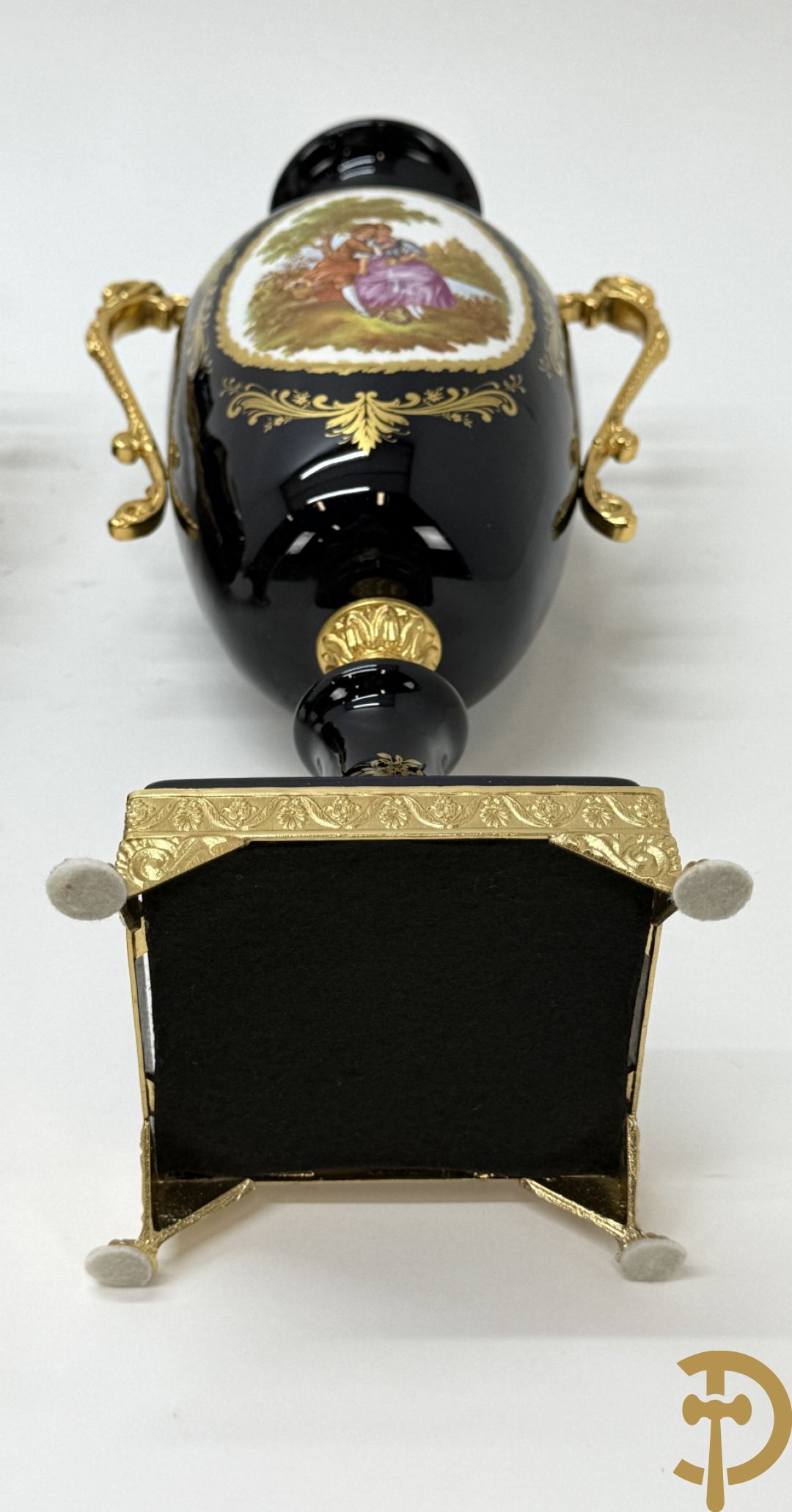 Paar kobaltblauwe siervazen met romantisch decalcomanie decor bezet met bronzen armen