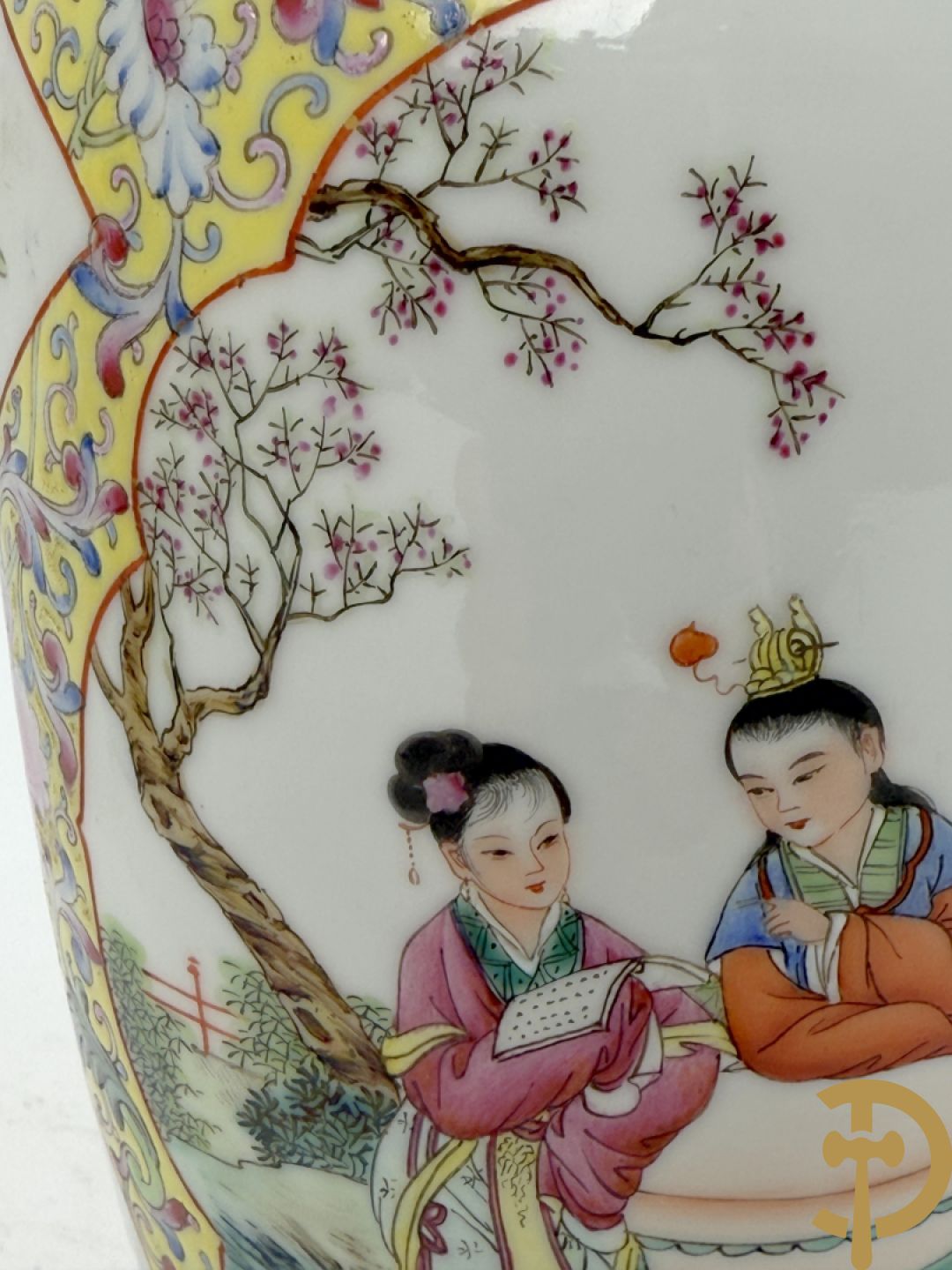 Chinese porseleinen rolvaas met damesdecor, getekend + Chinese porseleinen republieksvaas met damesdecor