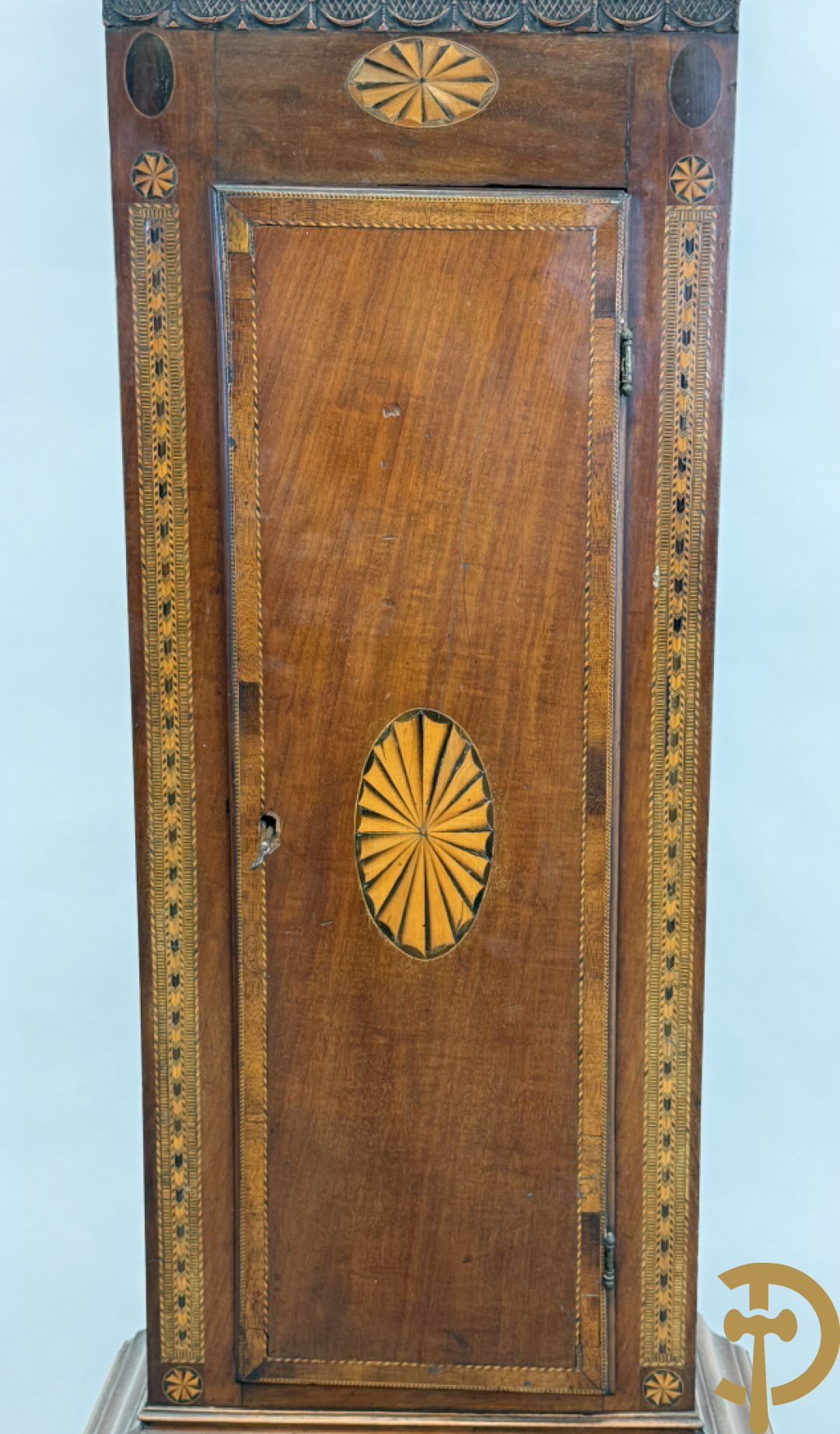 Engelse staande grootvadersklok met handbeschilderd tafereel in de wijzerplaat