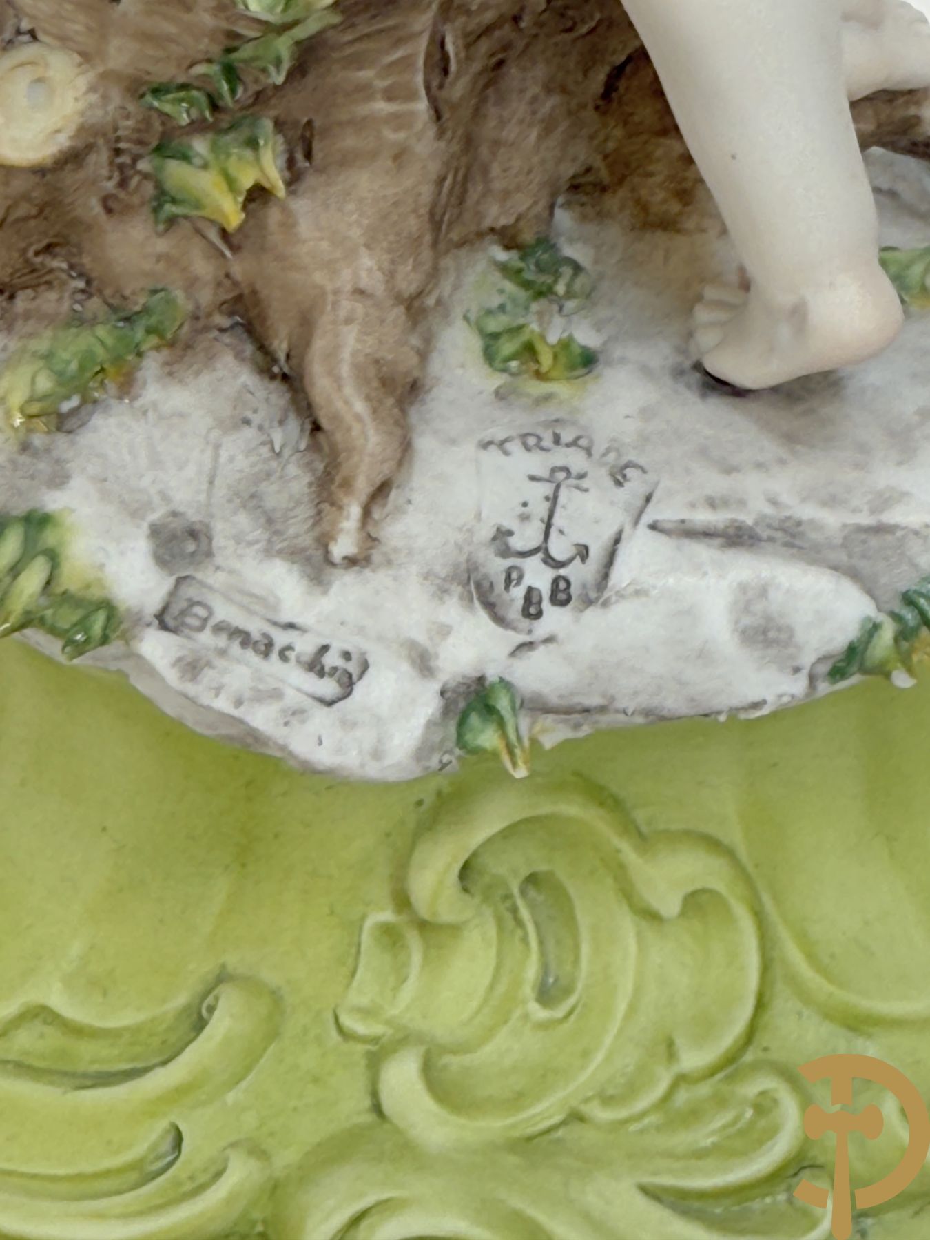 Vier Spaanse gekleurde biscuits met kinderen, Zaphir gemerkt + Italiaanse biscuits met cupido