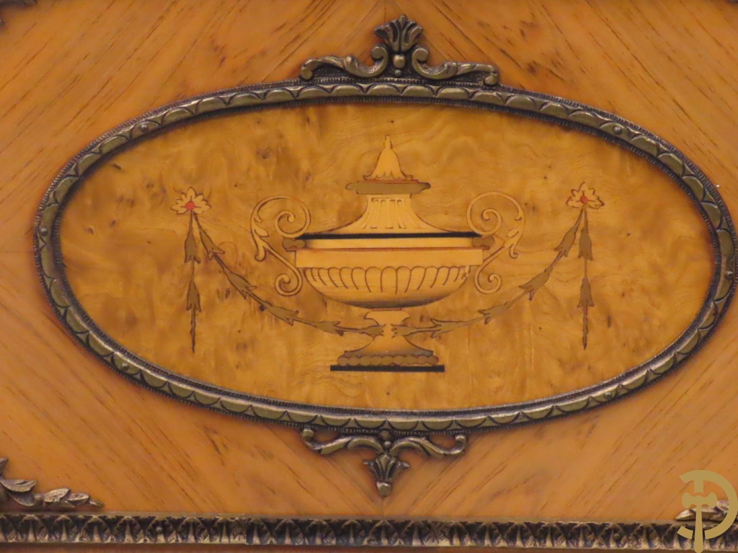 Notelaren eetkamer Louis XVI stijl bestaande uit vijfdeursdressoir met bloemenmarquetterie, bronsbeslag en wit marmeren blad, ovale uittrekbare tafel, 6 stoelen met leder bekleed en gegalbeerde vitrine met geslepen ruitjes