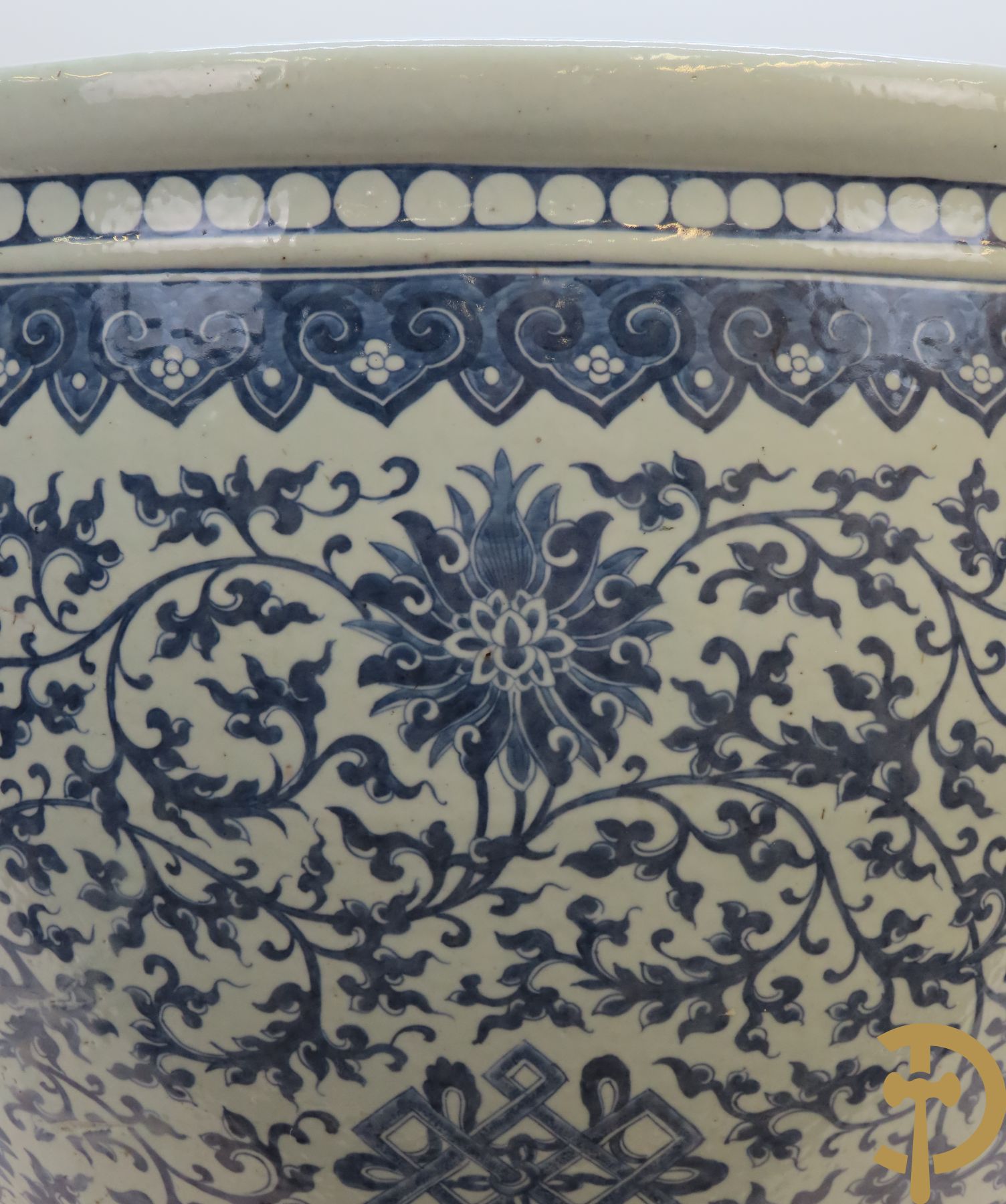 Chinese porseleinen blauw - witte viskom of grote cachepot met lotusslingers, Qian Long 19e