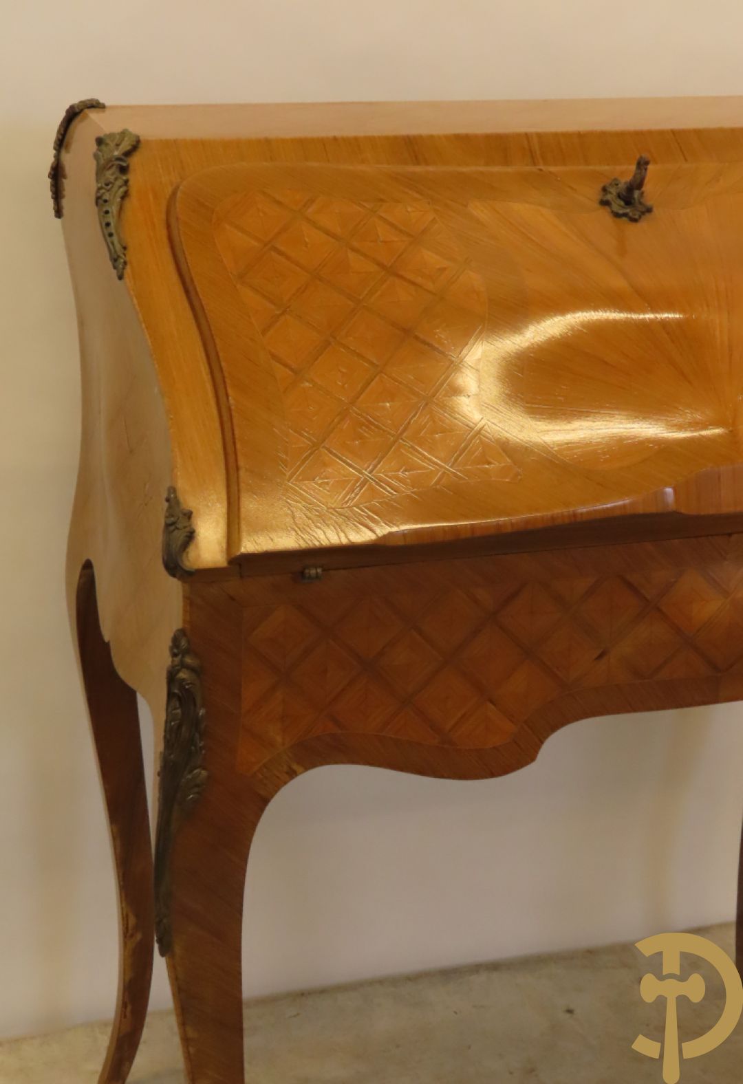 Notelaren damesklapsecretaire met parkettage en zonnestraalfineer, bezet met bronsbeslag - op voluutvormige poten