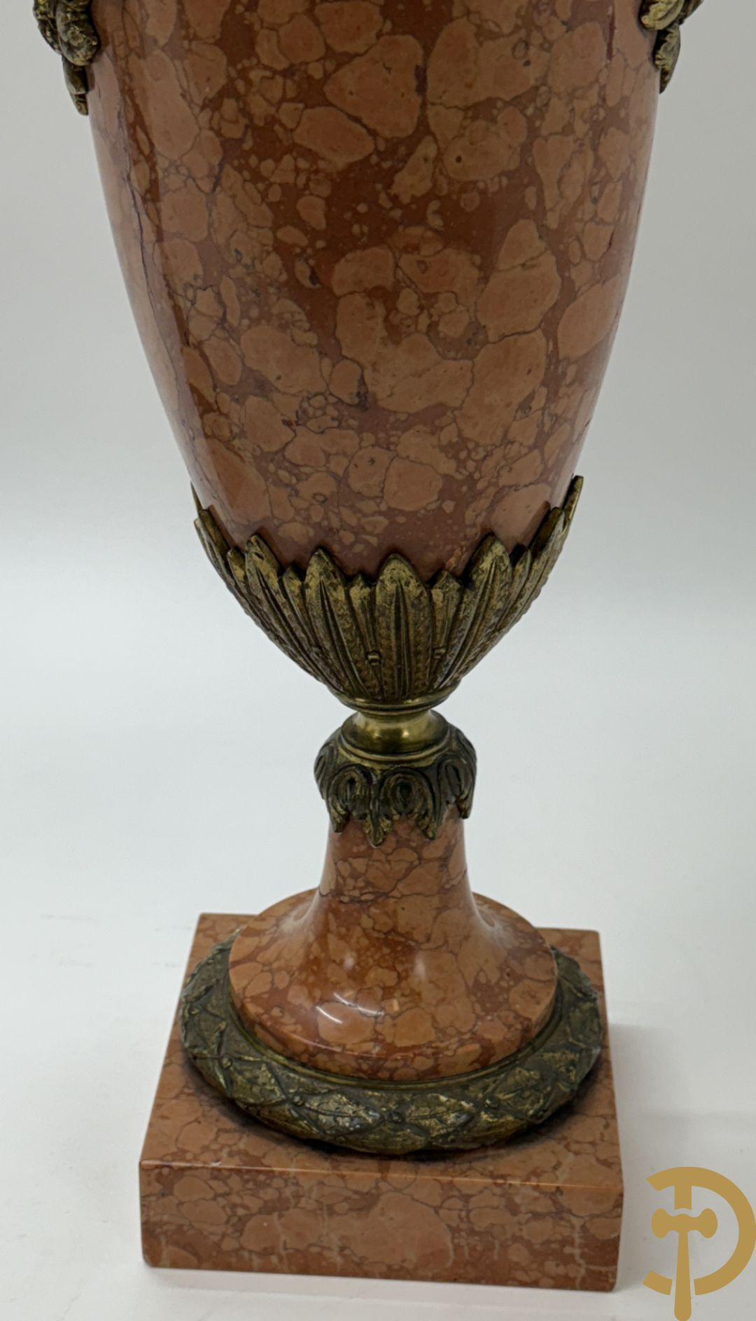 Paar oranje/rode marmeren cassolettes, zijdelings bezet met dameshoofden dragende een guirlande van bloemen - bovenaan met bloementroffee