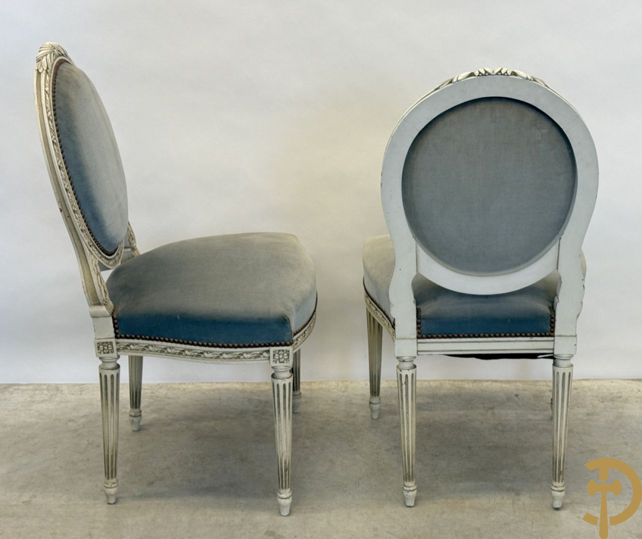 Salonensemble met rocailles, bloemenmotieven en gecanneleerde poten bestaande uit canapé, 2 armzetels en 2 stoelen