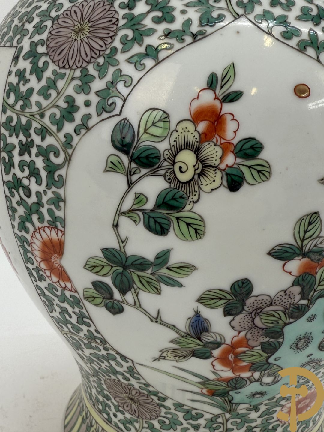 Chinese porseleinen dekselpotiche met bloemendecor
