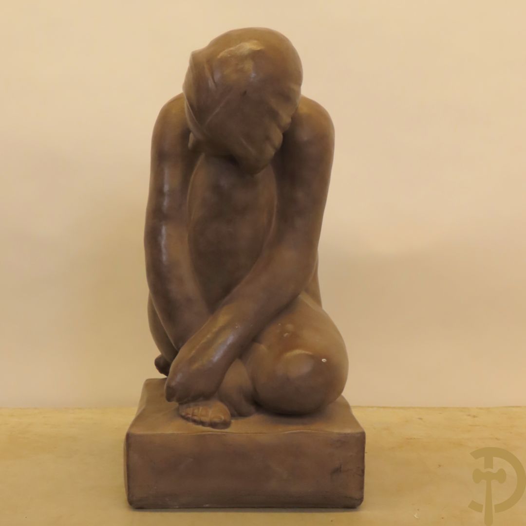 Geknielde zittende gepatineerde dame in composiet, Art deco stijl