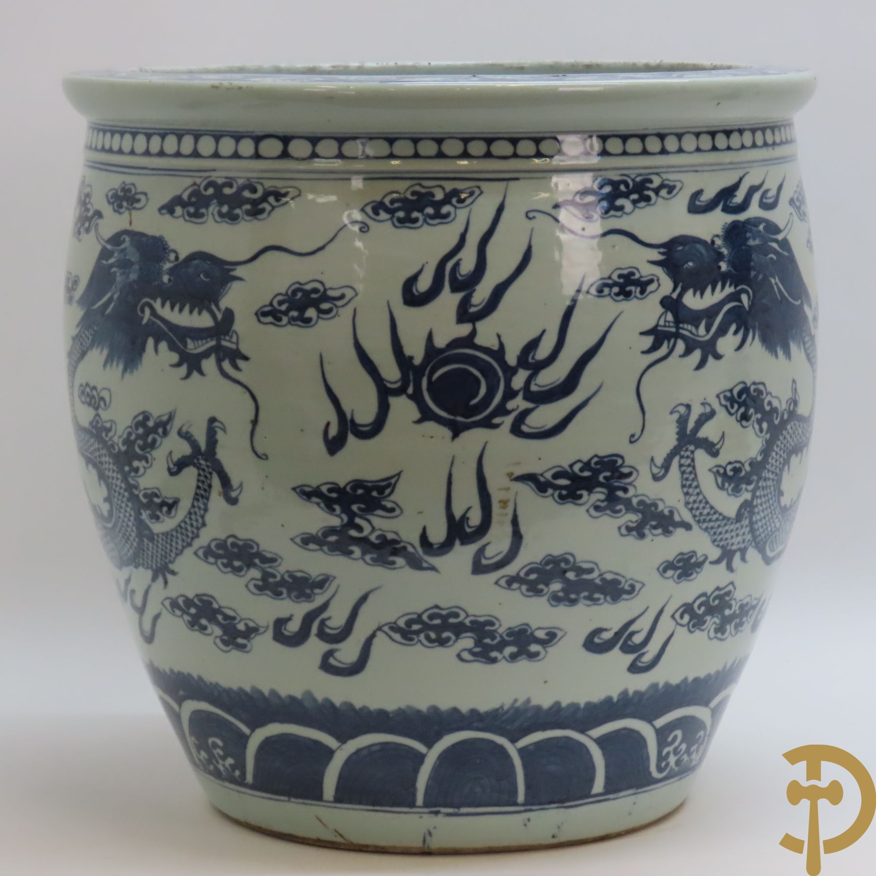 Chinese porseleinen blauw - witte cachepot met met drakenmotieven en wolkendecor