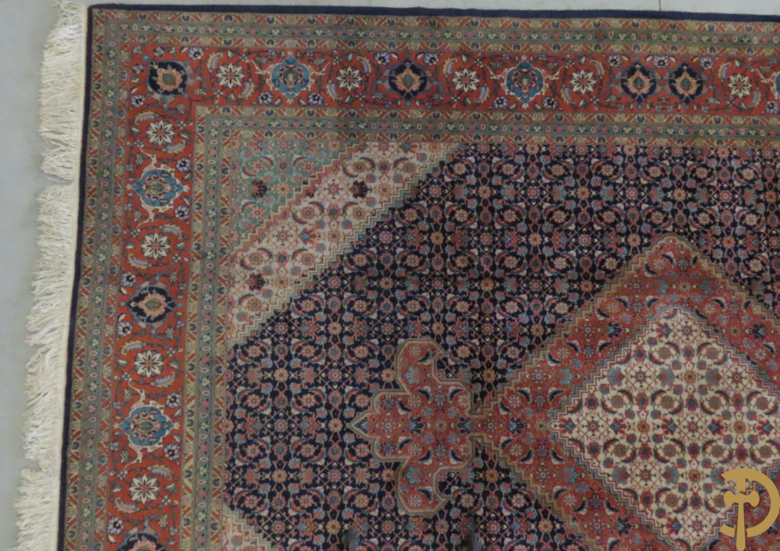 Oosters handgeknoopt tapijt met centraal decor op blauwe fond met bloemenmotieven