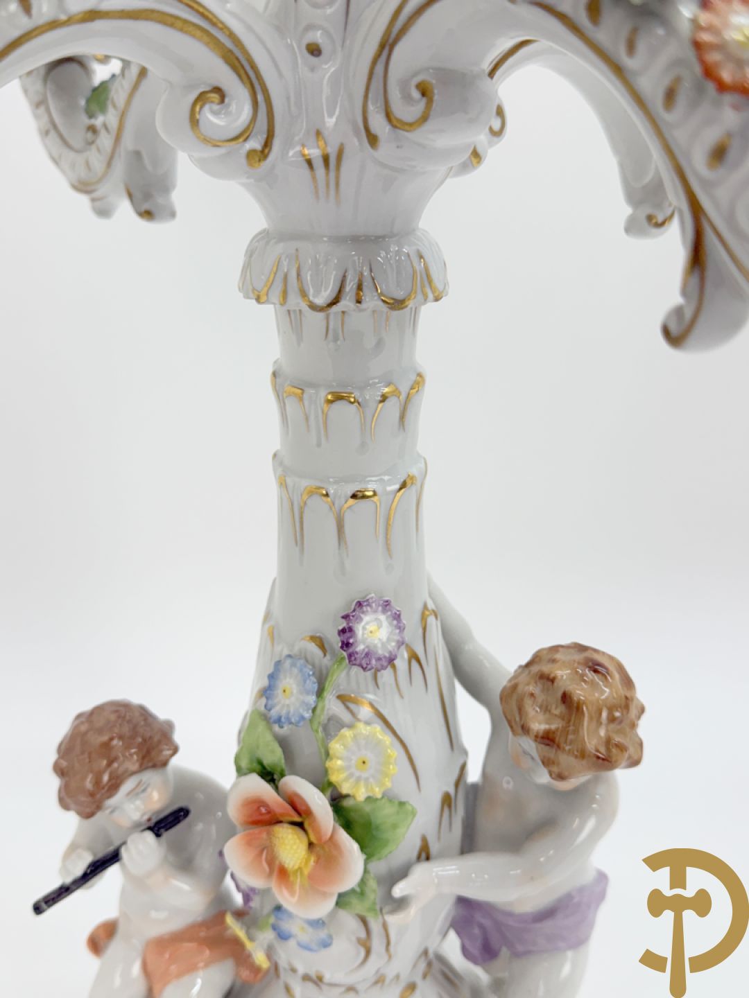 Porseleinen vijfarmige kandelaar met 2 cupido