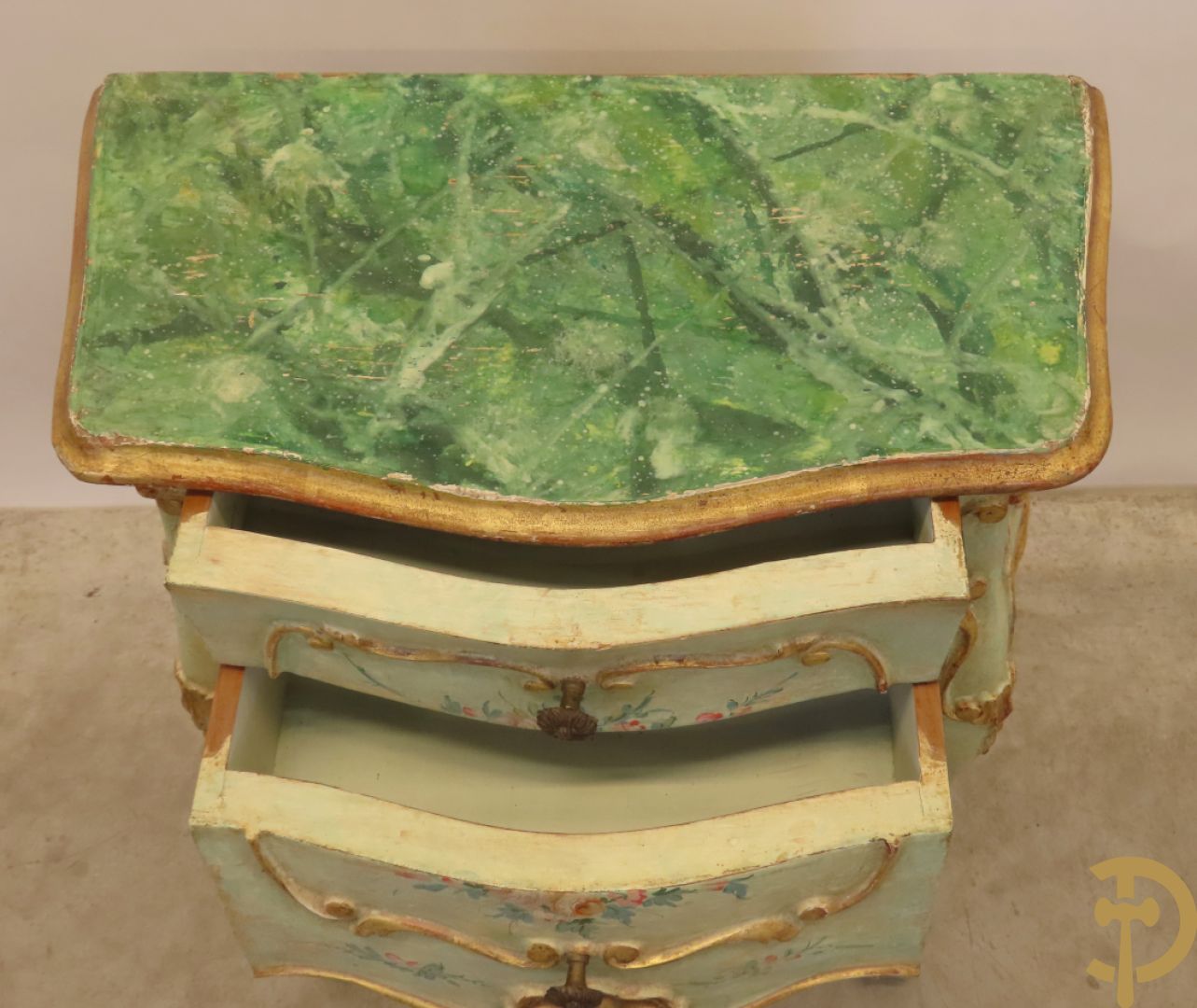 Paar gegalbeerde en gemonochromeerde bijzetkastjes met 2 lades en beschilderd bloemendecor op voluutvormige poten