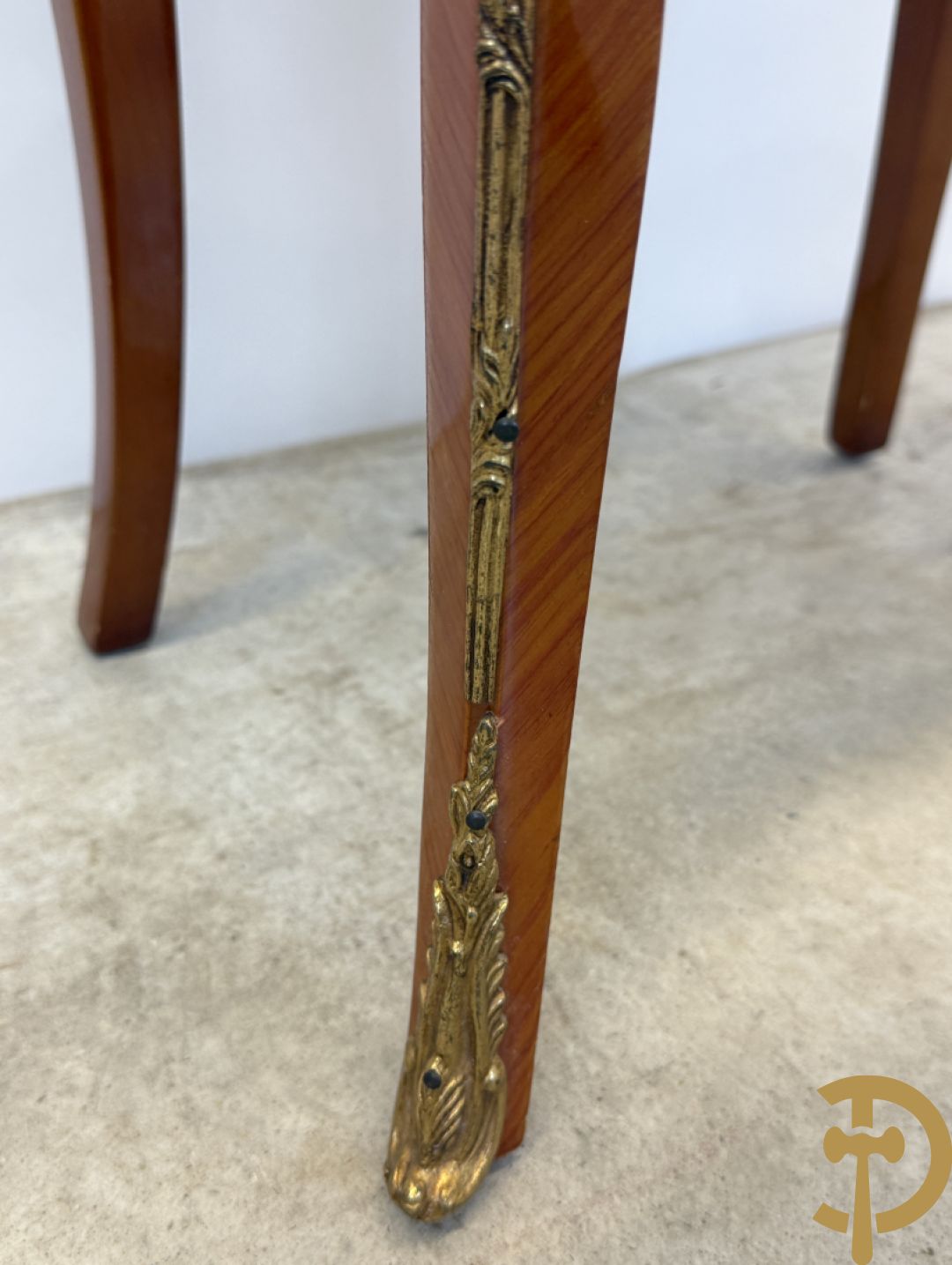 Paar notelaren Louis XV bijzetkastjes op hoge poten met 2 lades, bezet met bronzen ormamenten en marmeren blad